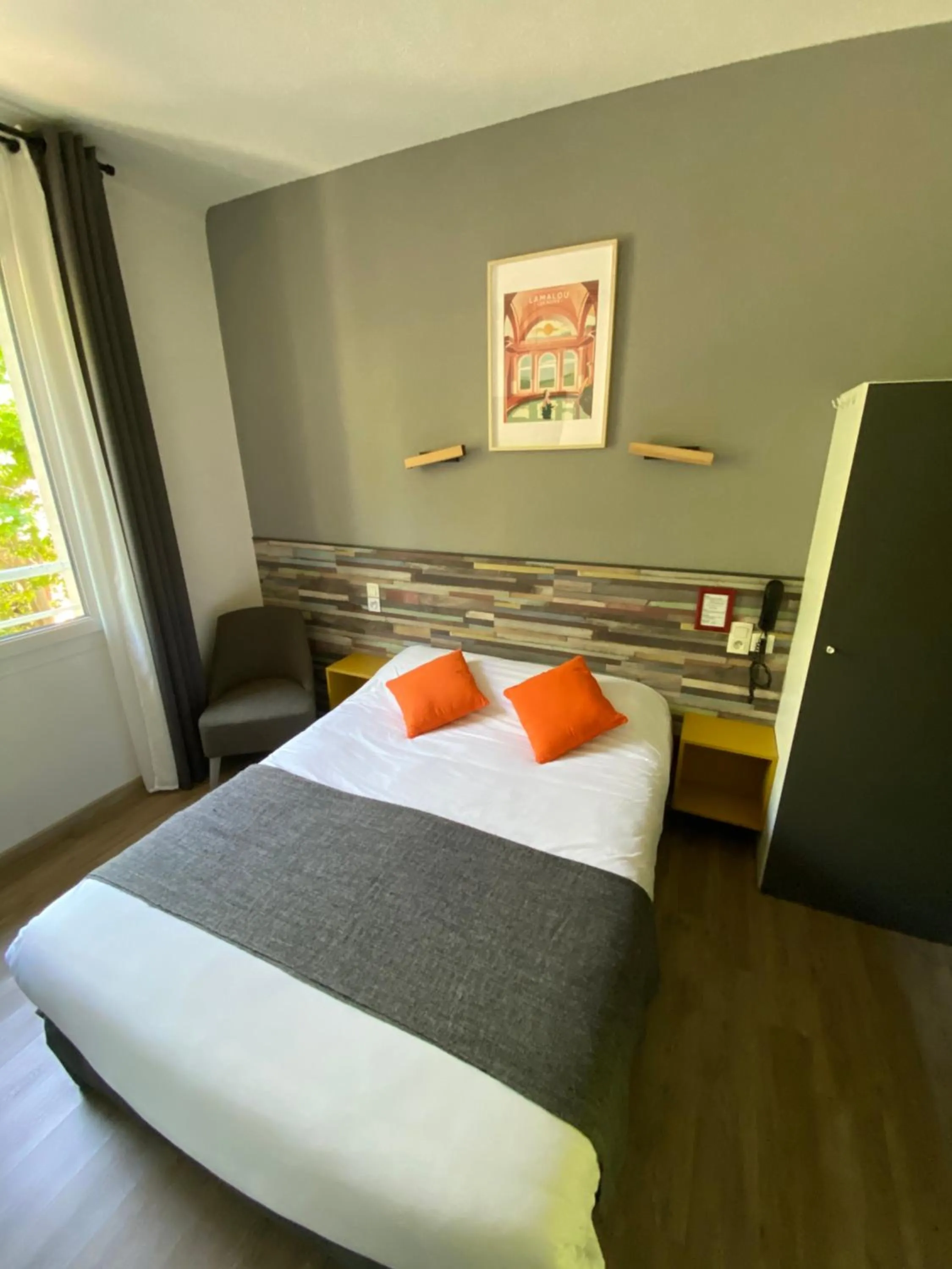 Photo of the whole room, Bed in REV HÔTEL