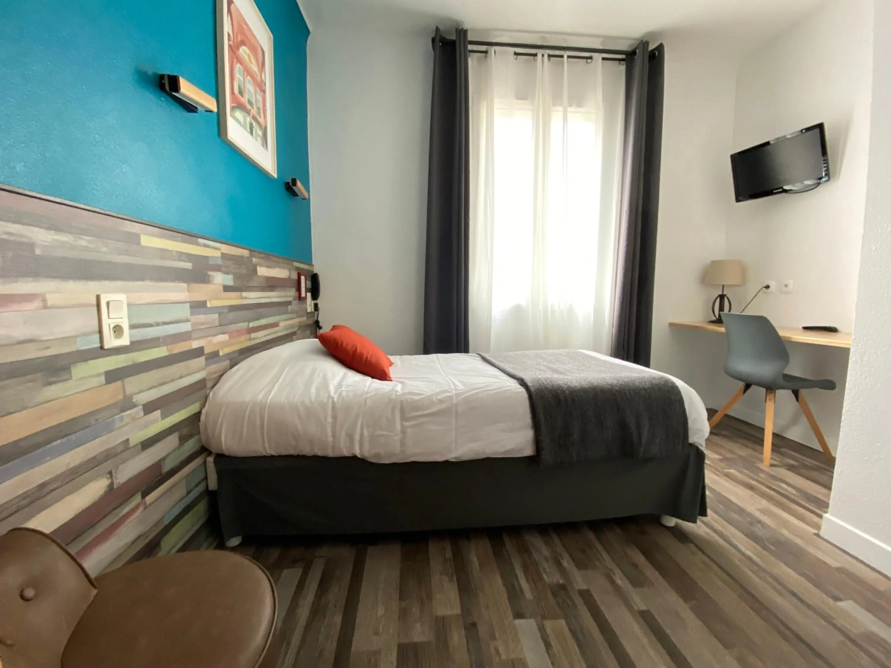 Photo of the whole room, Bed in REV HÔTEL