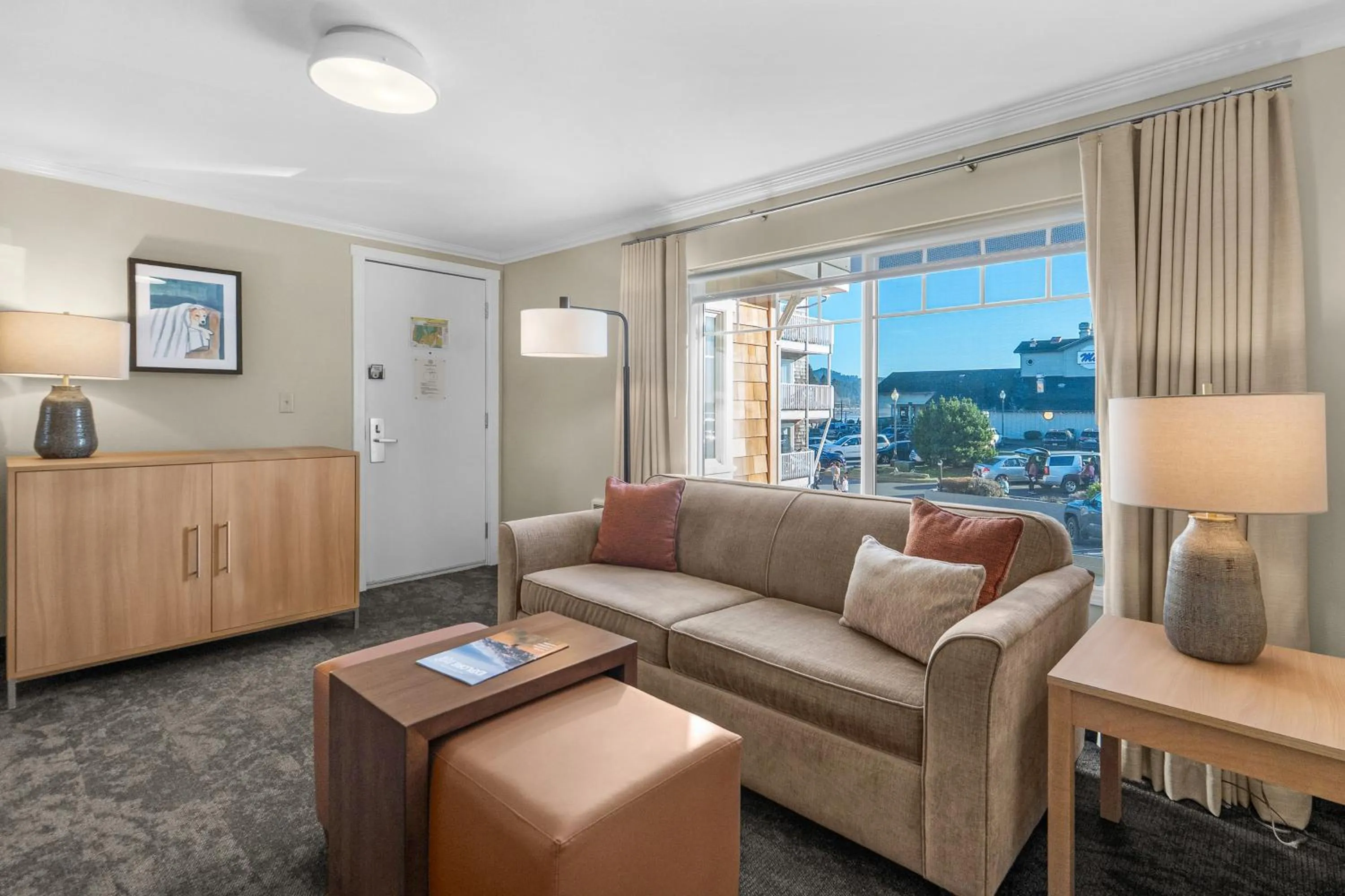 Living room in Looking Glass Inn