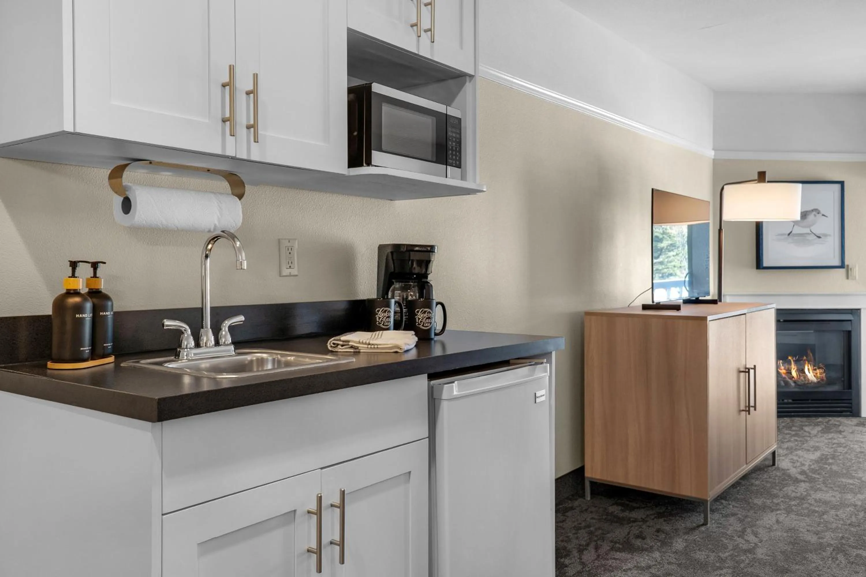 Kitchen or kitchenette in Looking Glass Inn