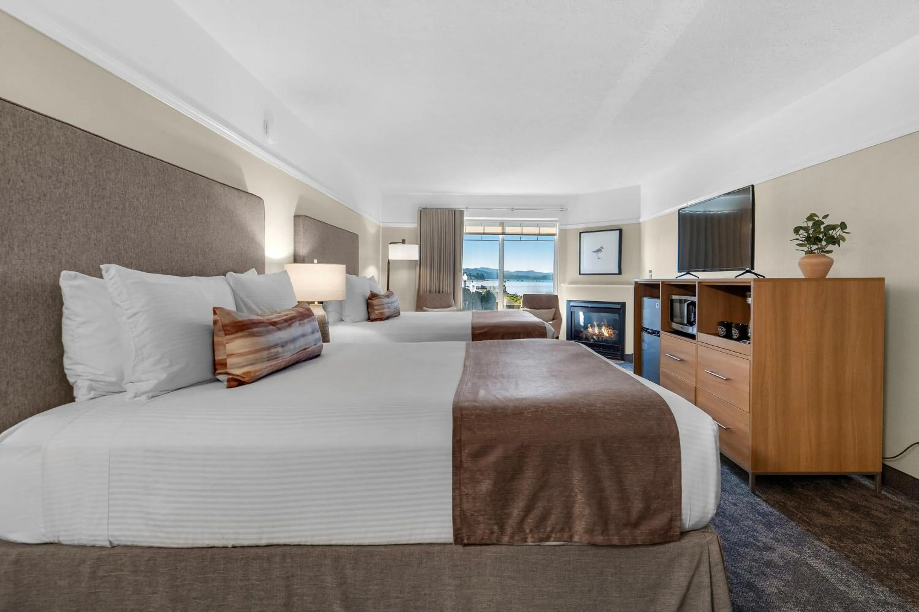 Photo of the whole room, Bed in Looking Glass Inn