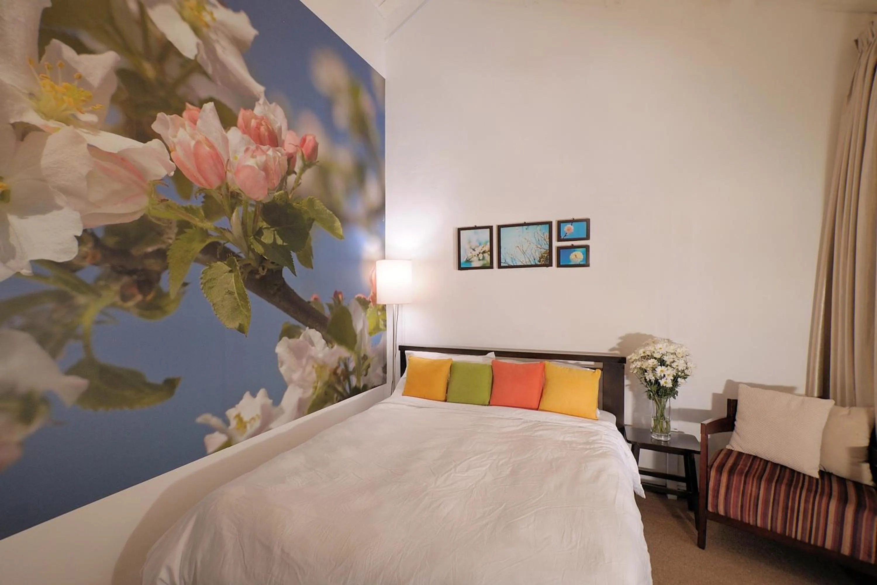 Photo of the whole room, Bed in Carnarvon House