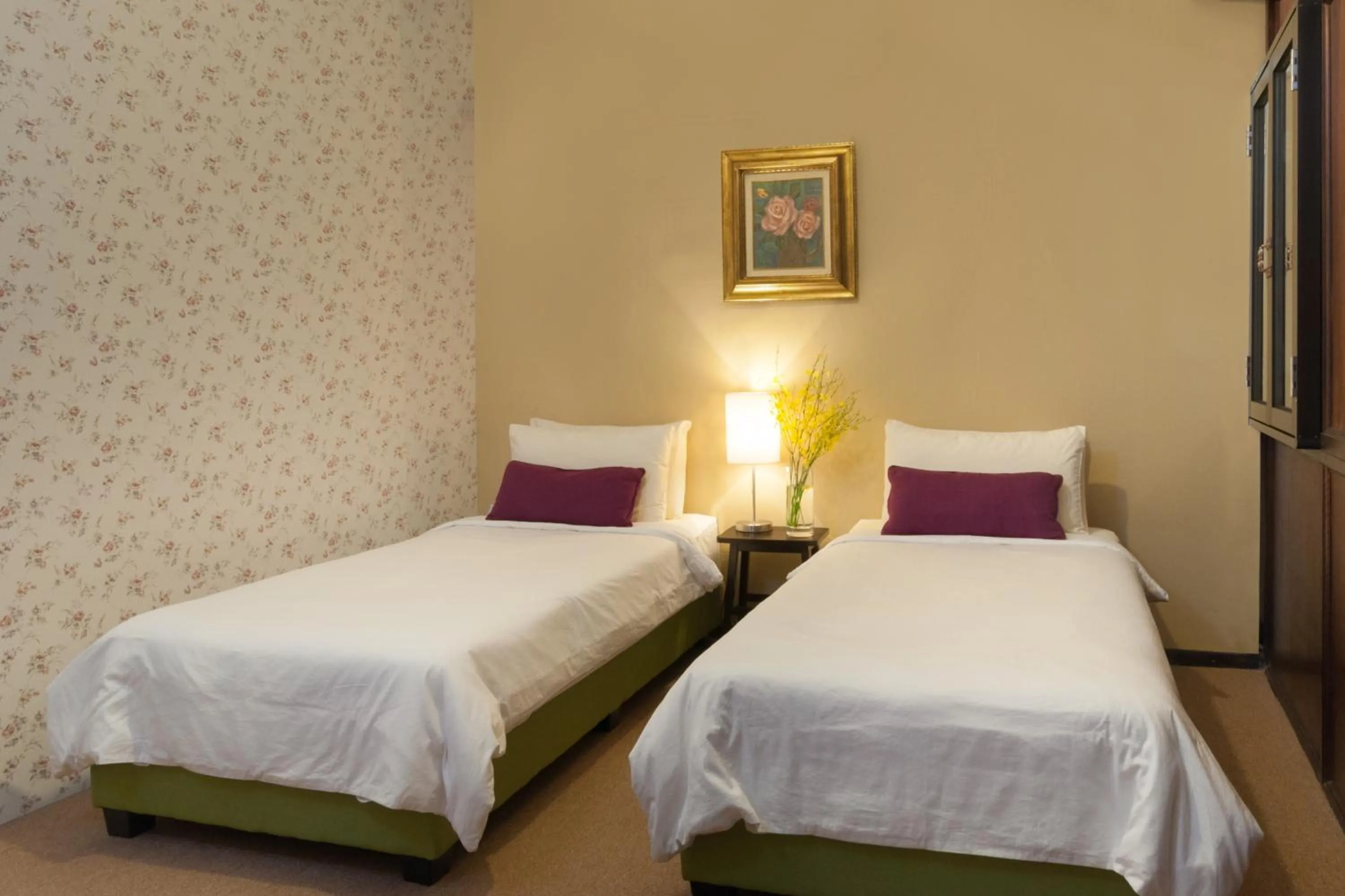 Photo of the whole room, Bed in Carnarvon House