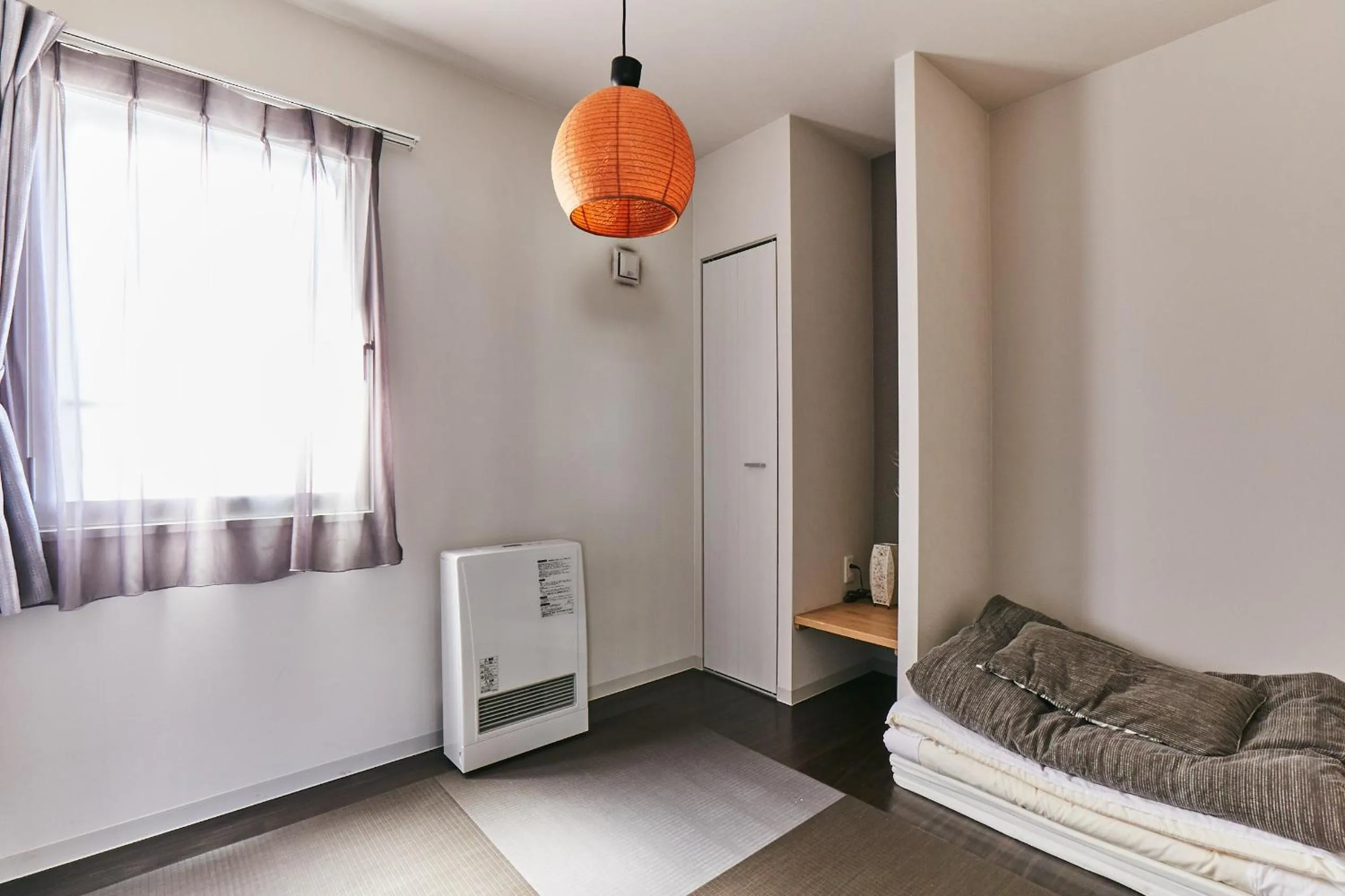 Bedroom, Bed in PINN-S4E5