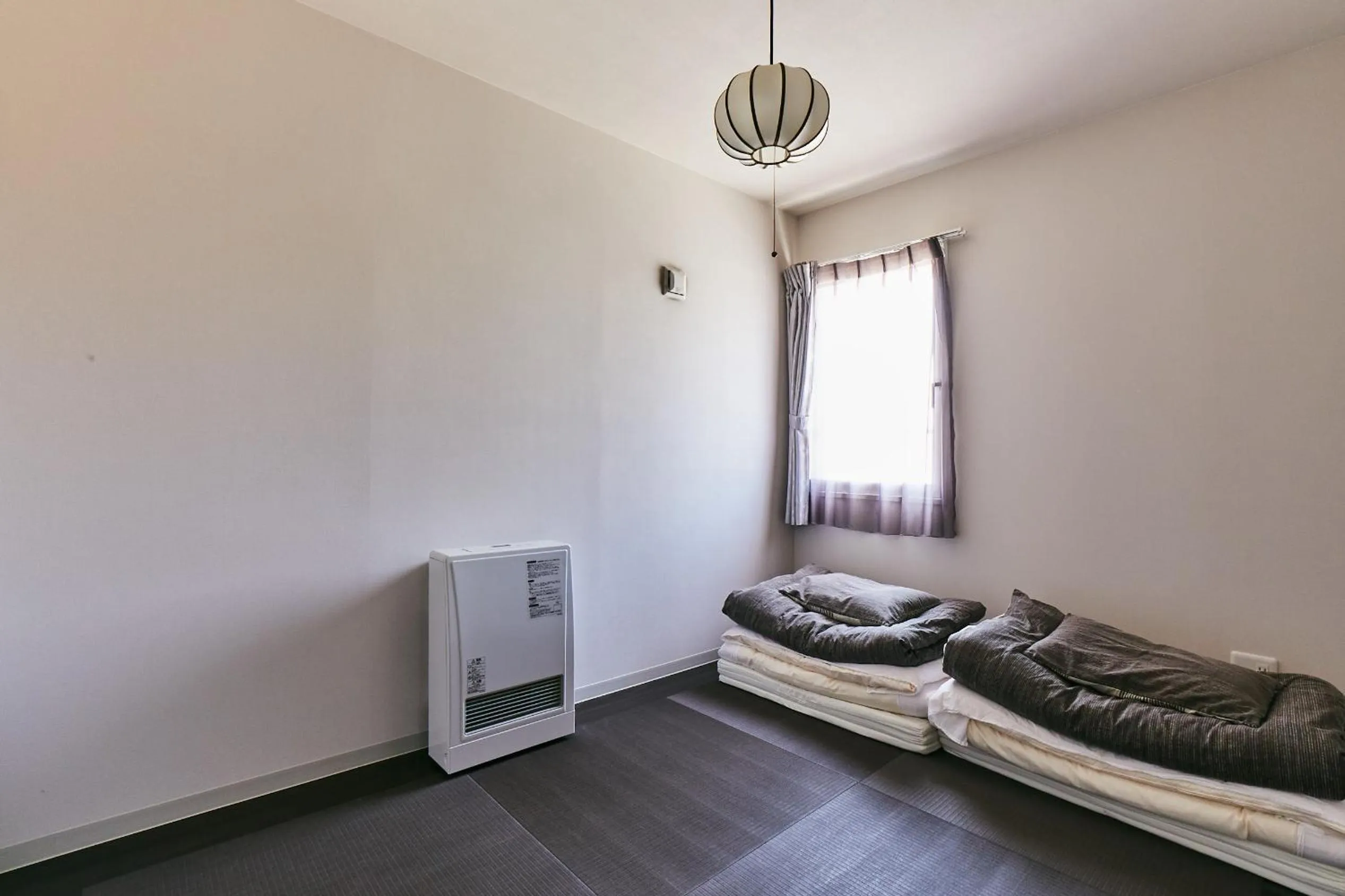 Bedroom, Bed in PINN-S4E5