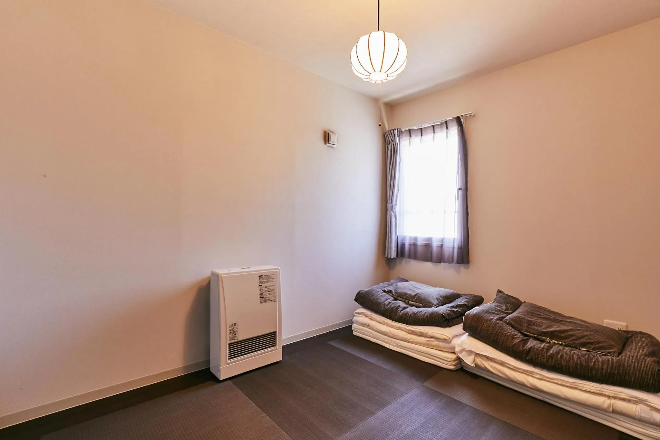 Bedroom, Bed in PINN-S4E5