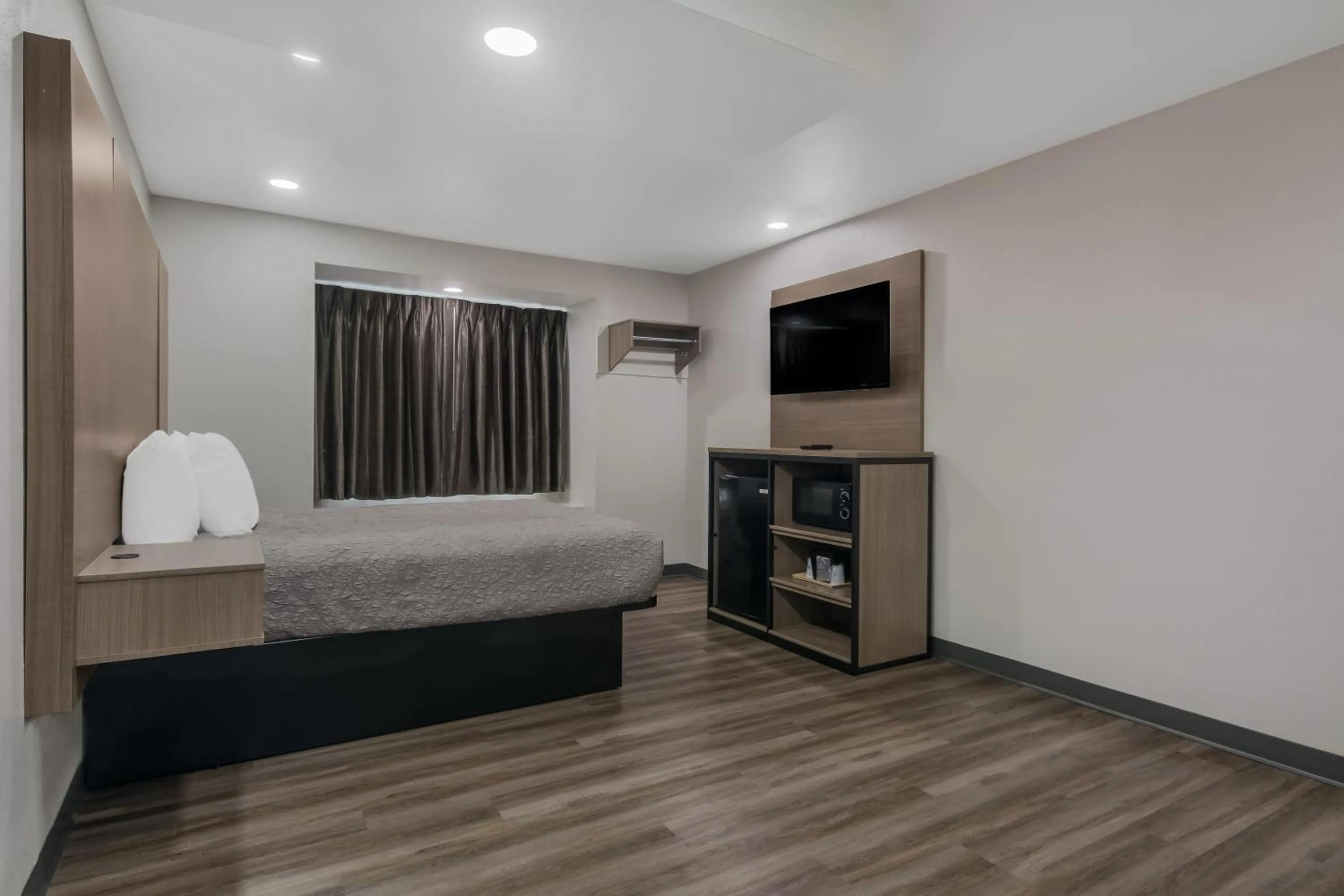 Bed in Americas Best Value Inn and Suites Lake Charles