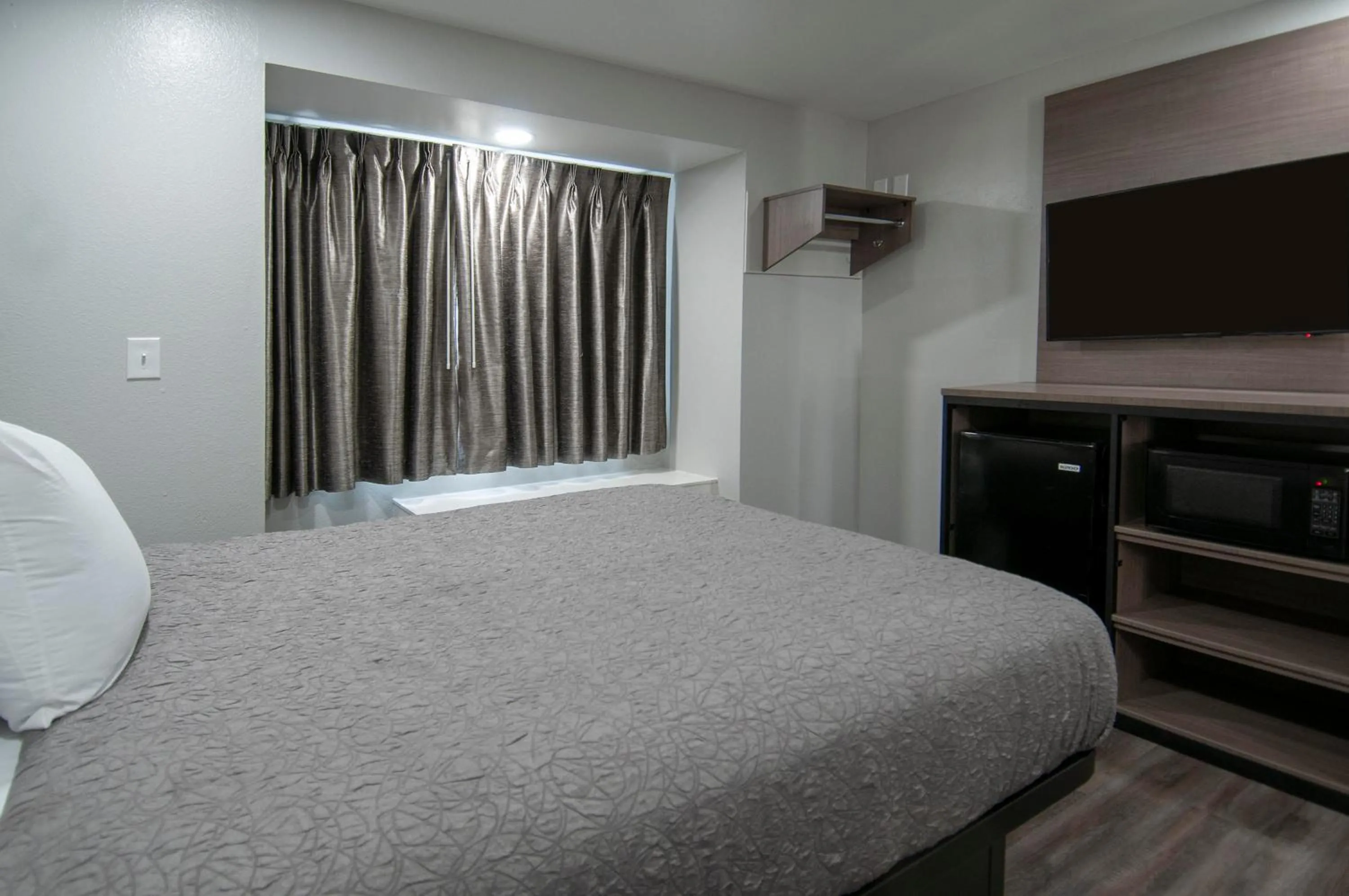 Bed in Americas Best Value Inn and Suites Lake Charles