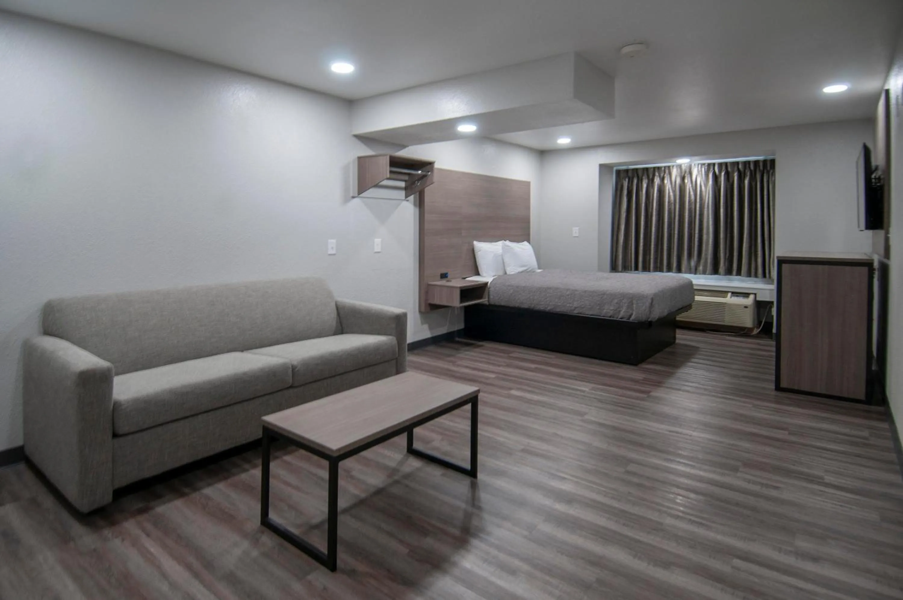 Bed in Americas Best Value Inn and Suites Lake Charles