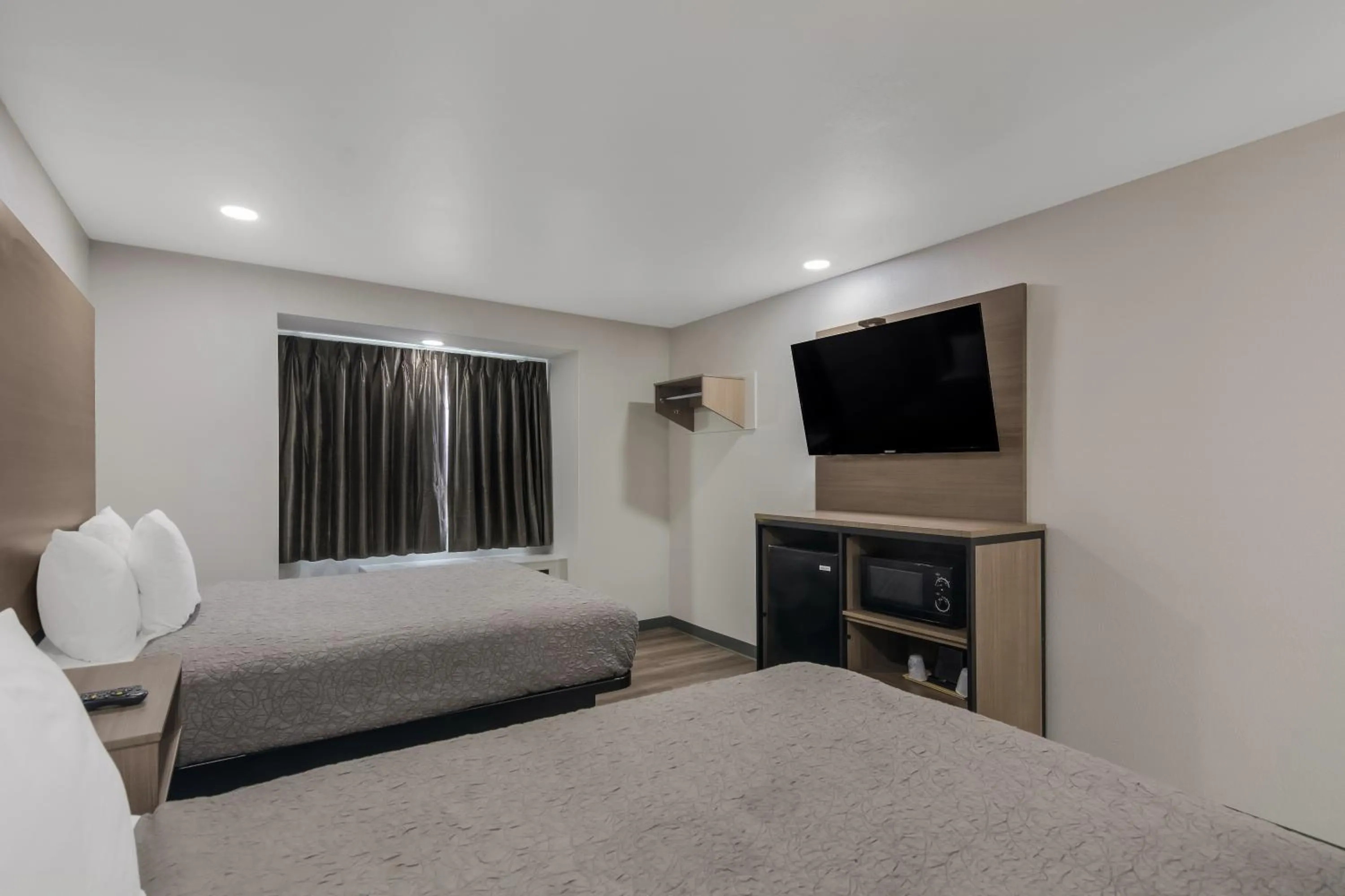 Bed in Americas Best Value Inn and Suites Lake Charles