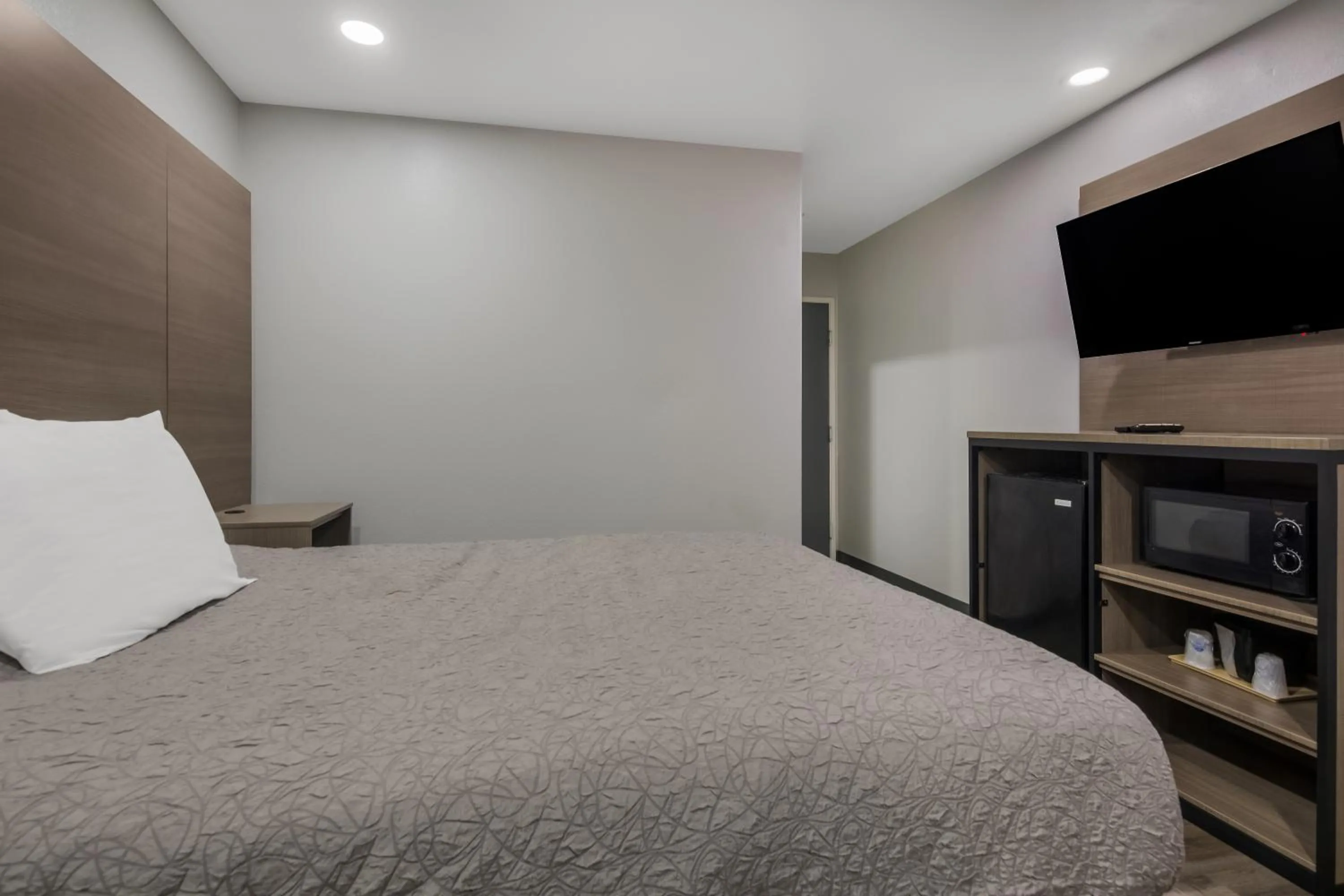 Bed in Americas Best Value Inn and Suites Lake Charles