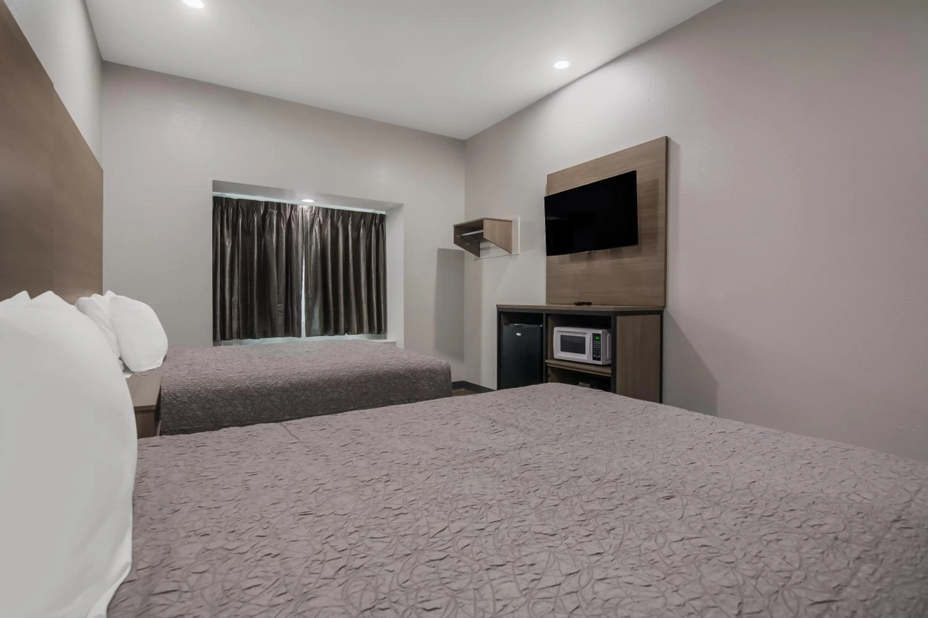 Bed in Americas Best Value Inn and Suites Lake Charles