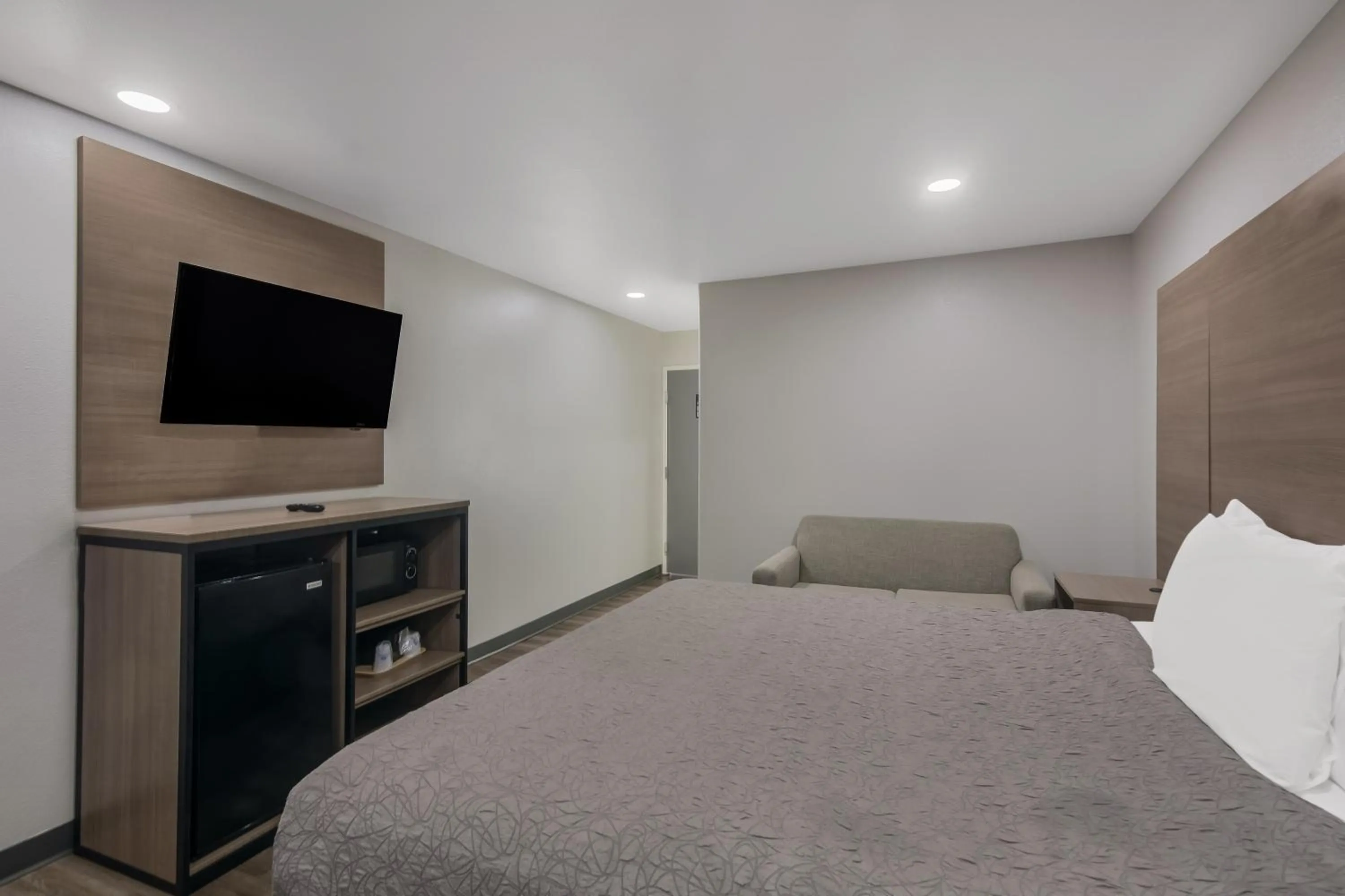 Bed in Americas Best Value Inn and Suites Lake Charles