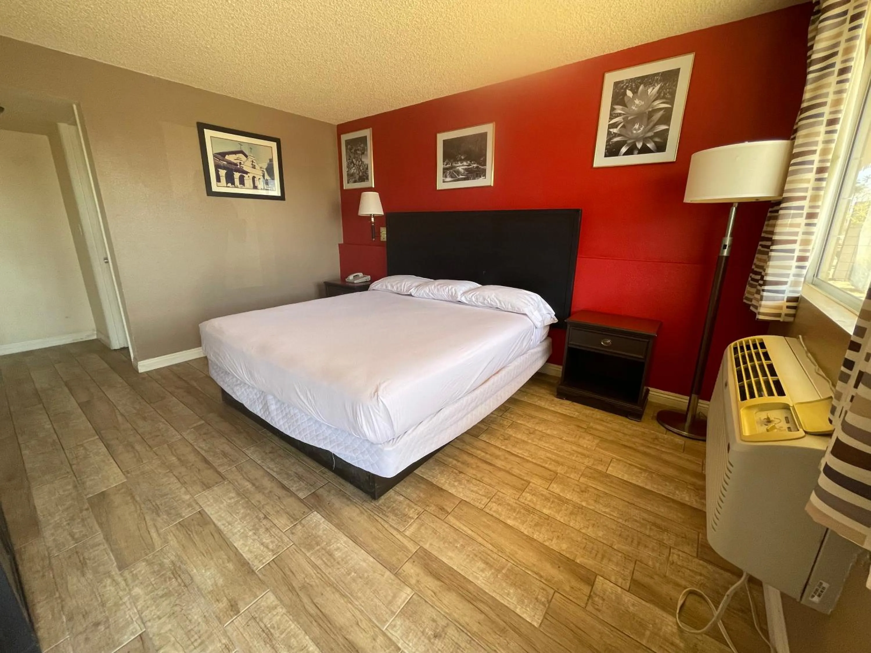 1 King Bed, Mobility Accessible Room, Bathtub w/ Grab Bars, Non-Smoking in Travelodge by Wyndham Imperial - El Centro