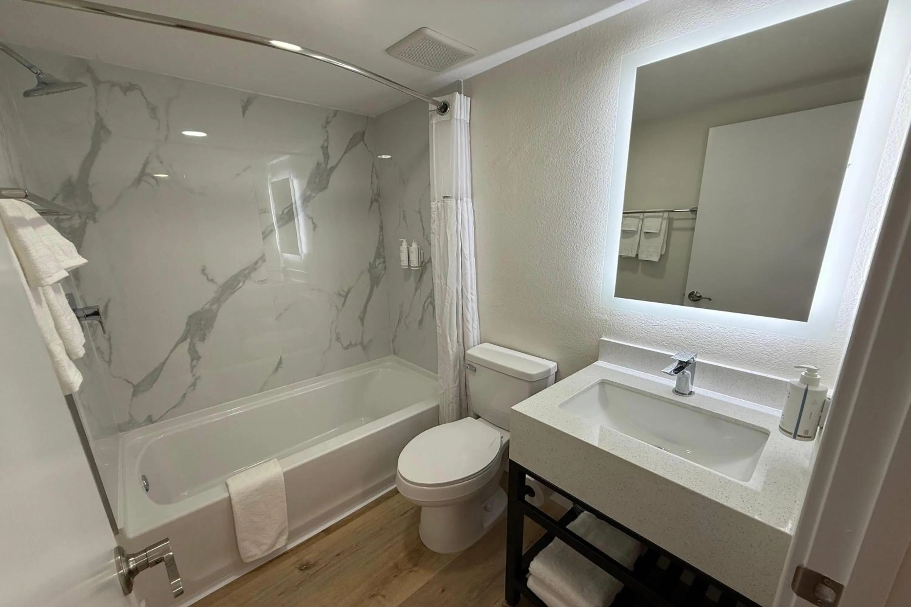 Bathroom in Travelodge by Wyndham Imperial - El Centro