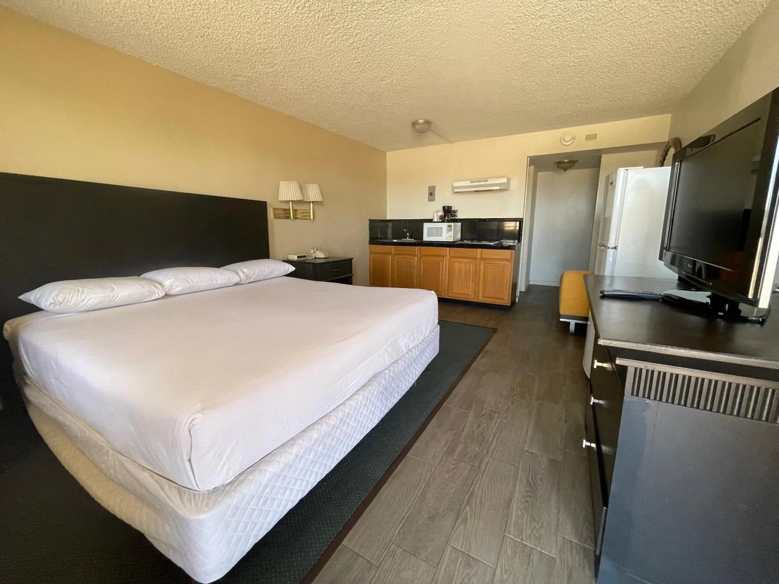 King Room with Kitchenette - Non-Smoking in Travelodge by Wyndham Imperial - El Centro