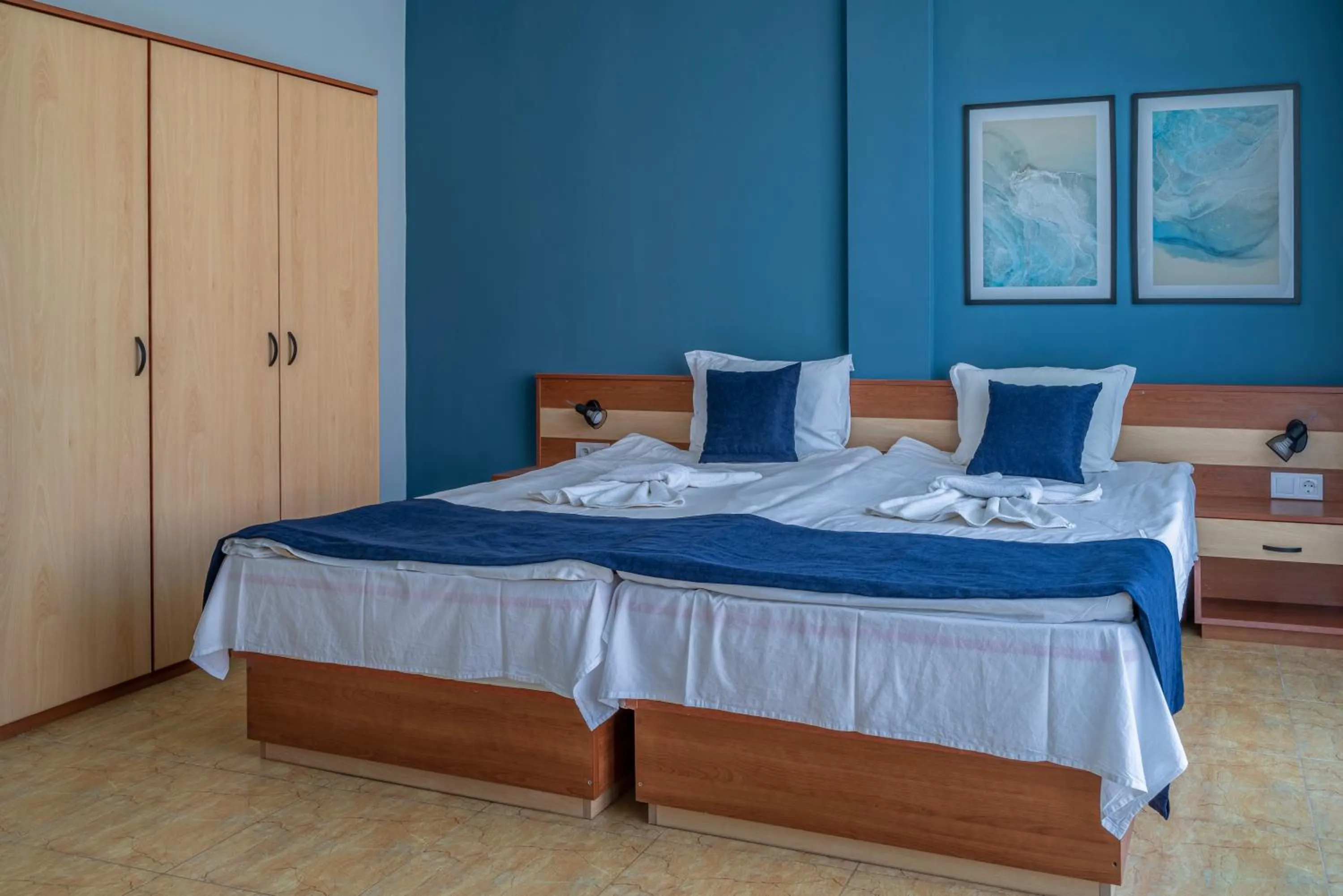 Bedroom, Bed in Queen Nelly