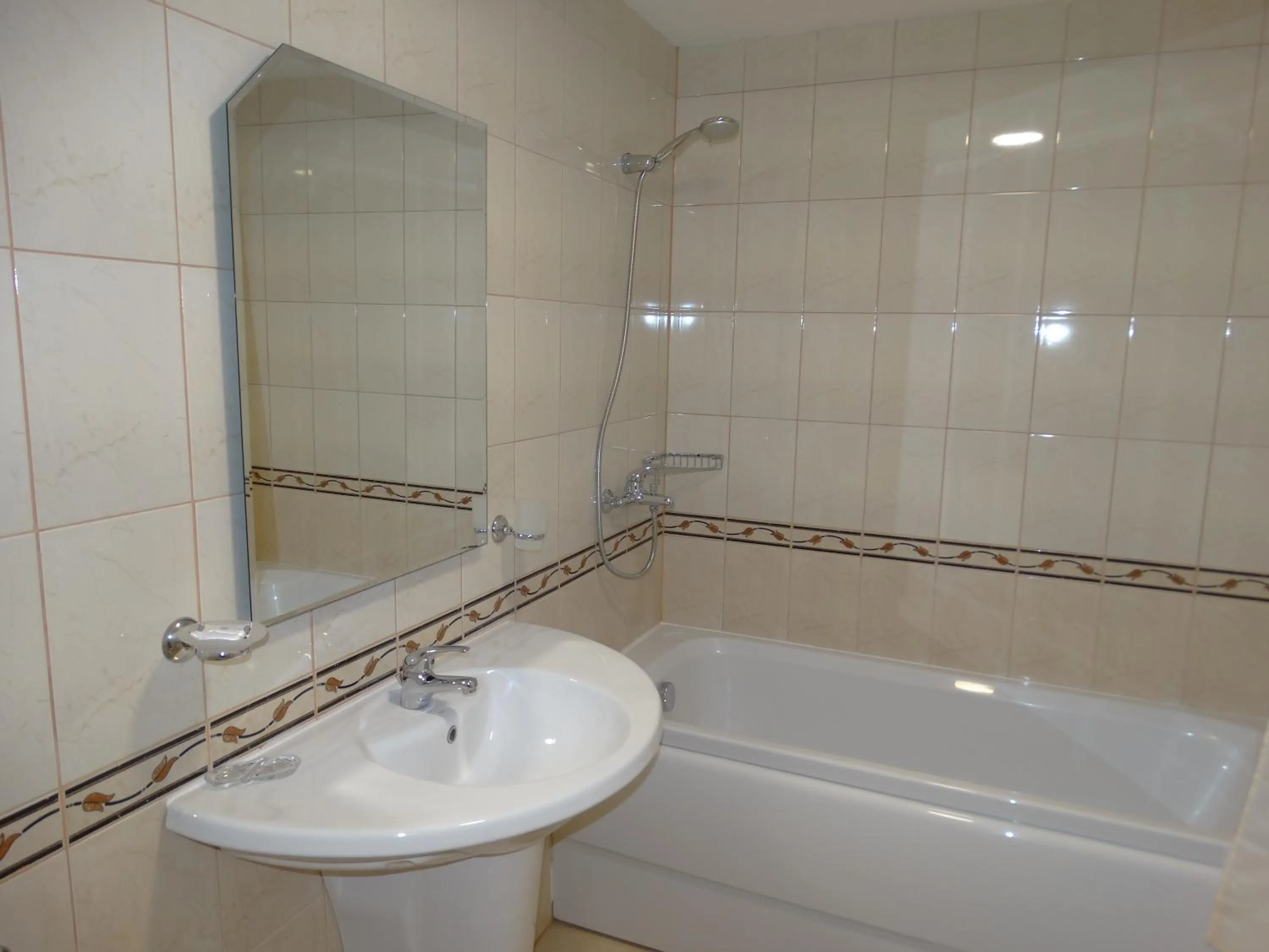 Shower in Queen Nelly