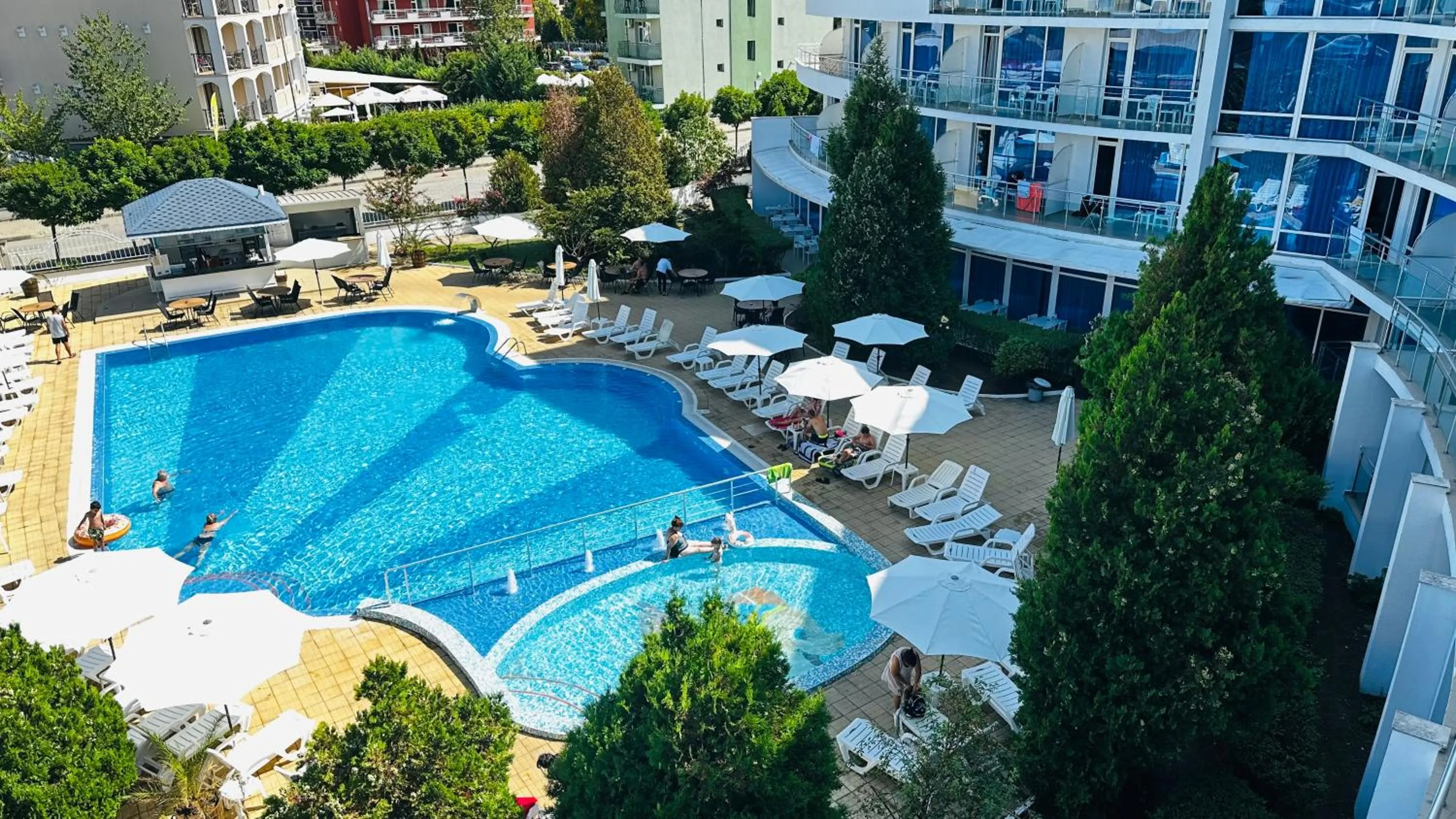 Pool view in Queen Nelly