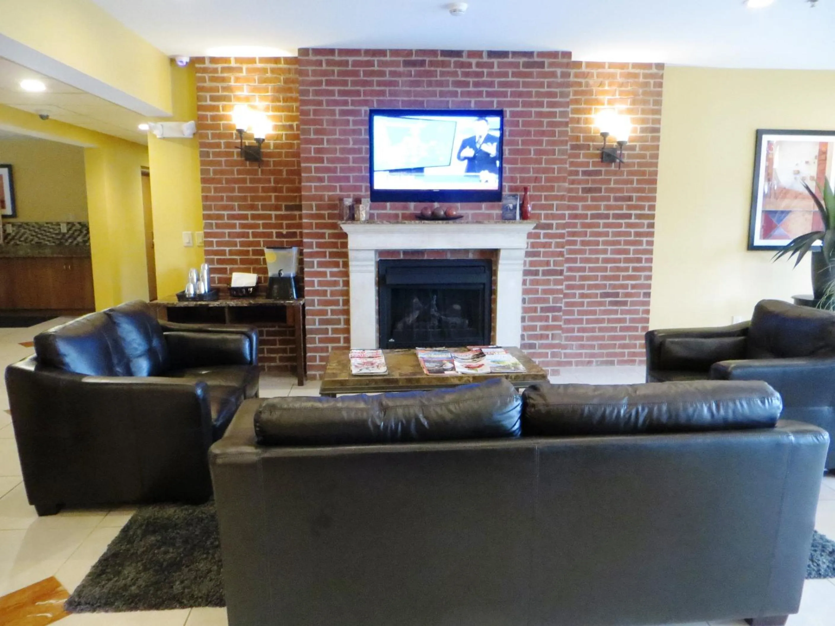 Communal lounge/ TV room in Microtel by Wyndham South Bend Notre Dame University