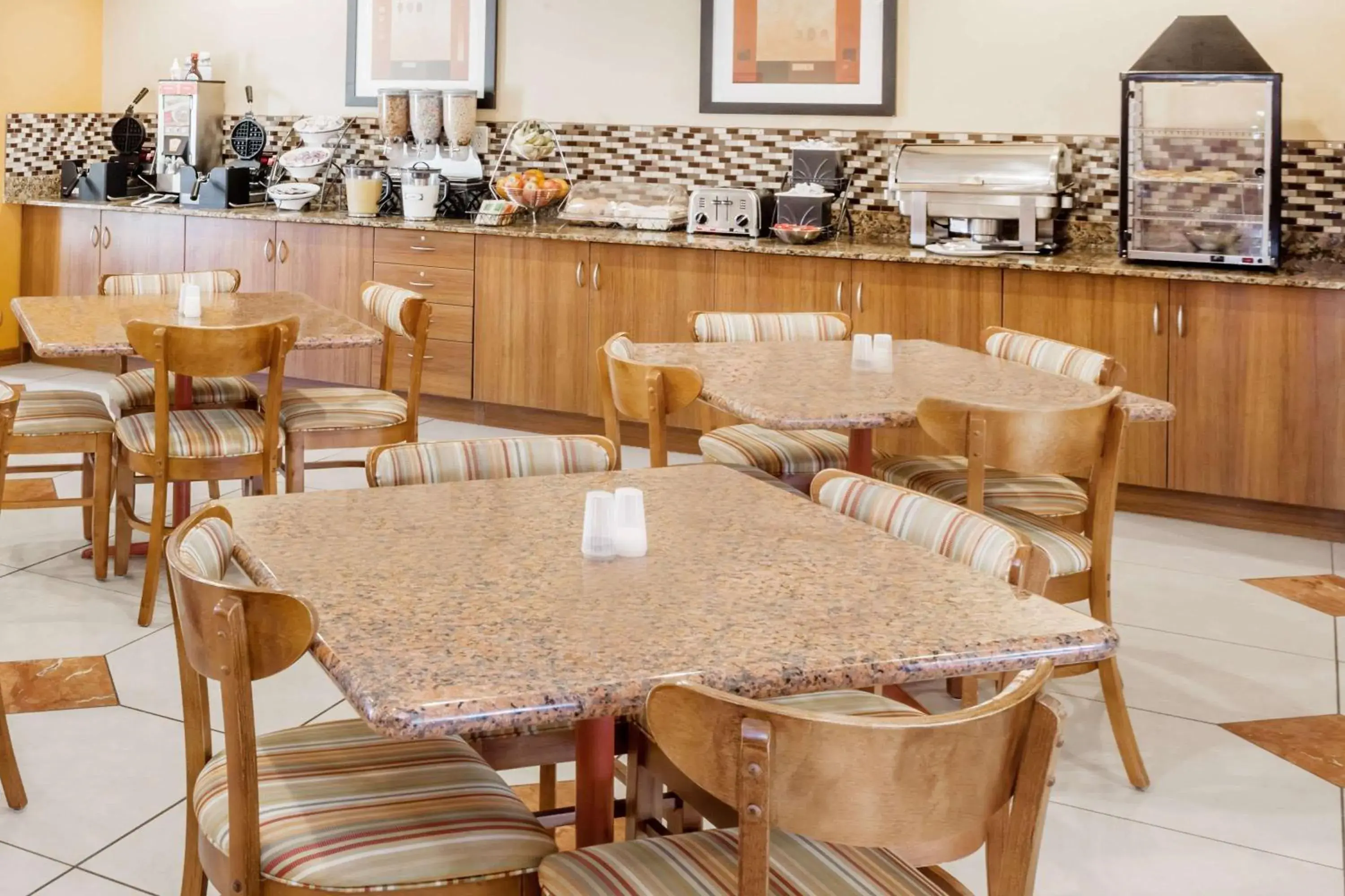 Restaurant/places to eat in Microtel by Wyndham South Bend Notre Dame University Restaurant/places to eat in Microtel by Wyndham South Bend Notre Dame University