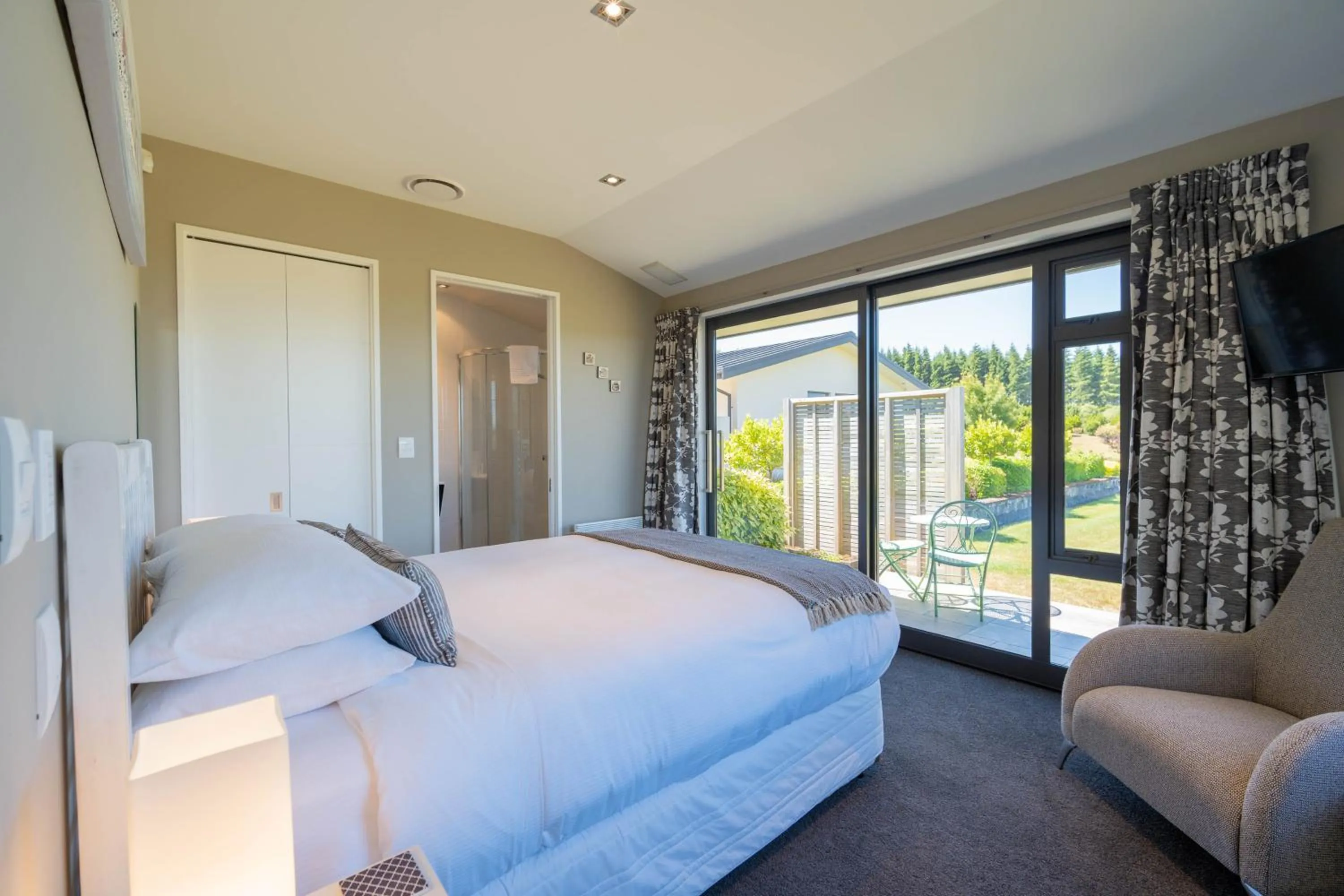 Bedroom, Bed in High Leys Lodge