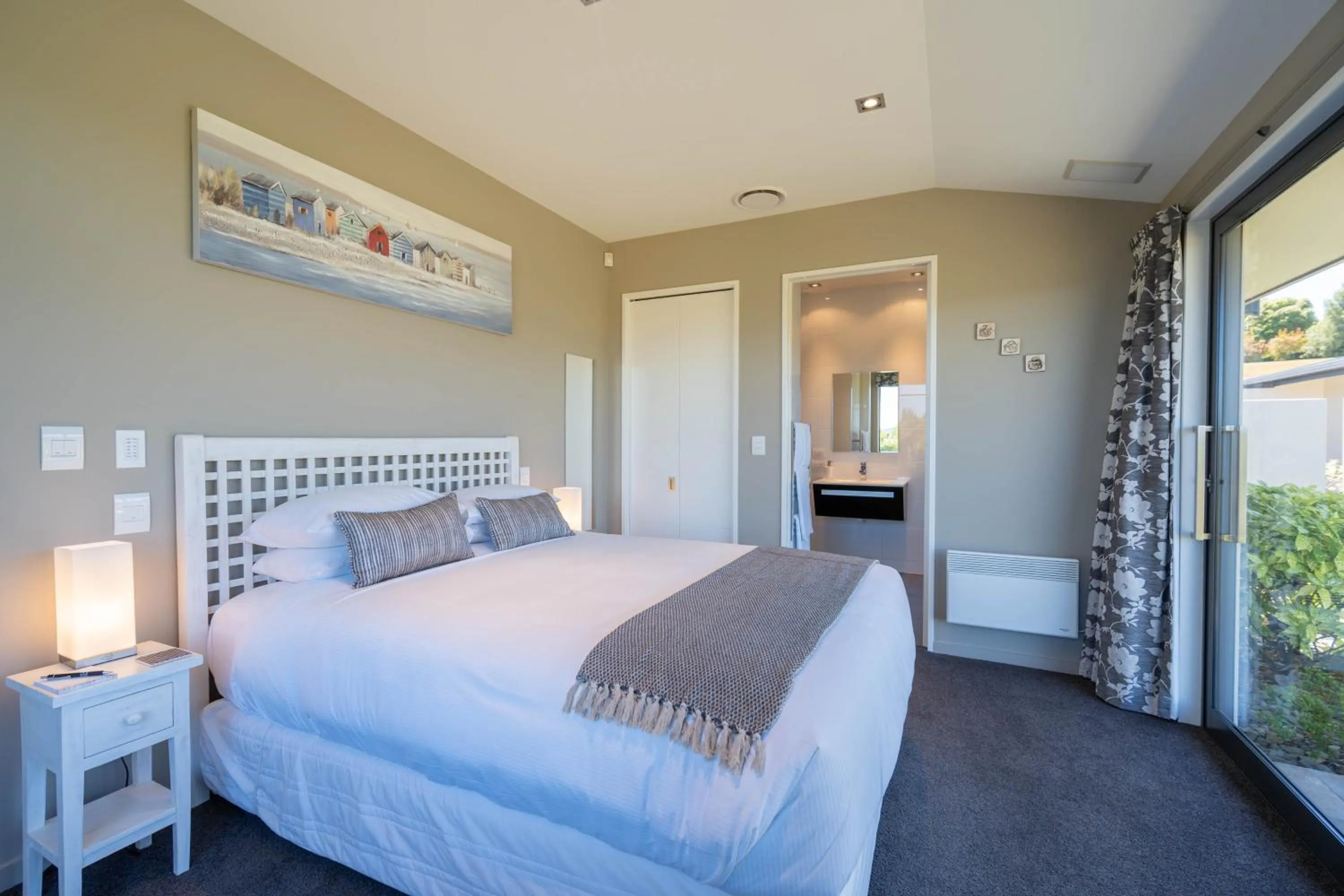 Bedroom, Bed in High Leys Lodge