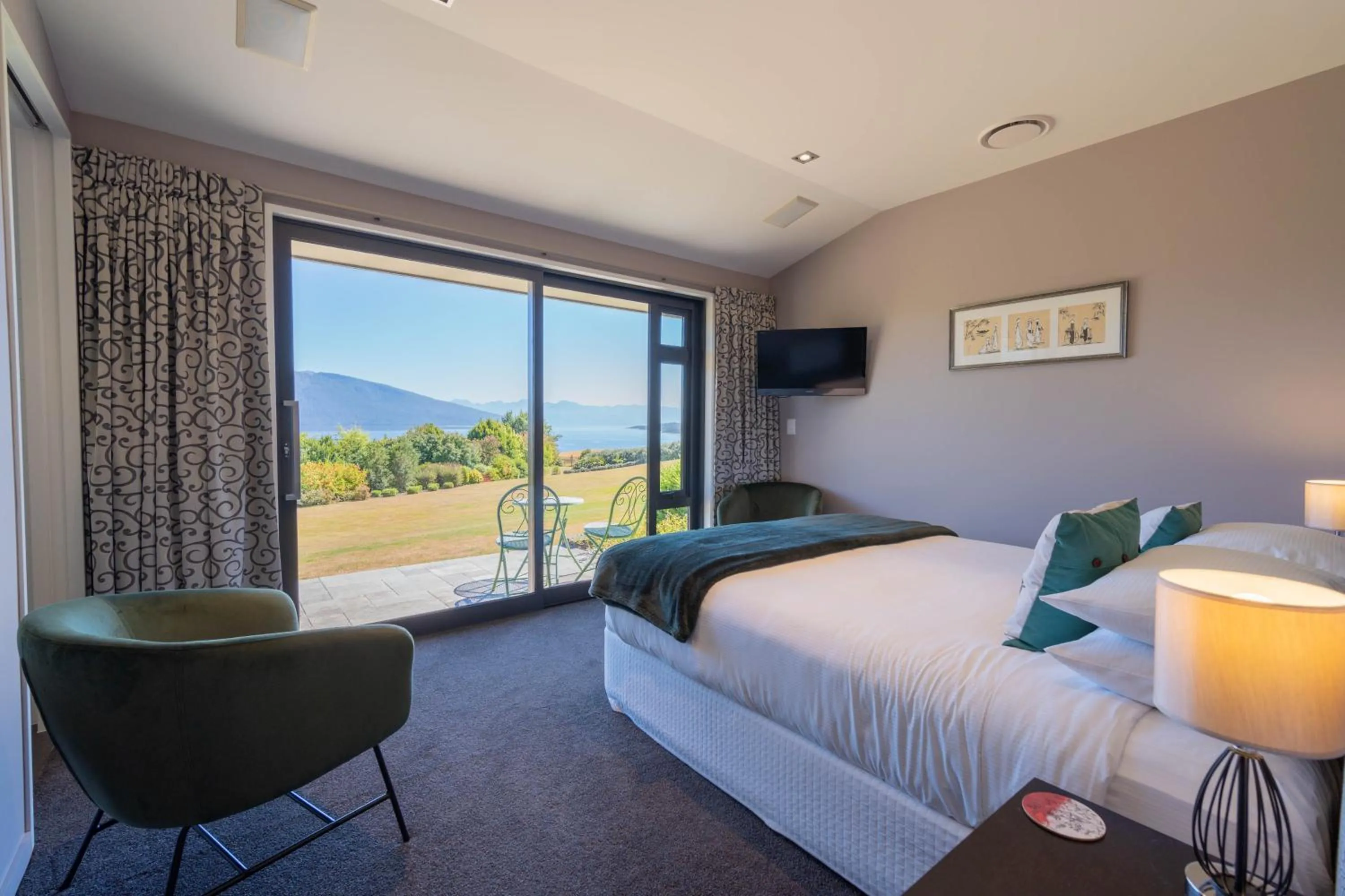 Bedroom, Bed in High Leys Lodge