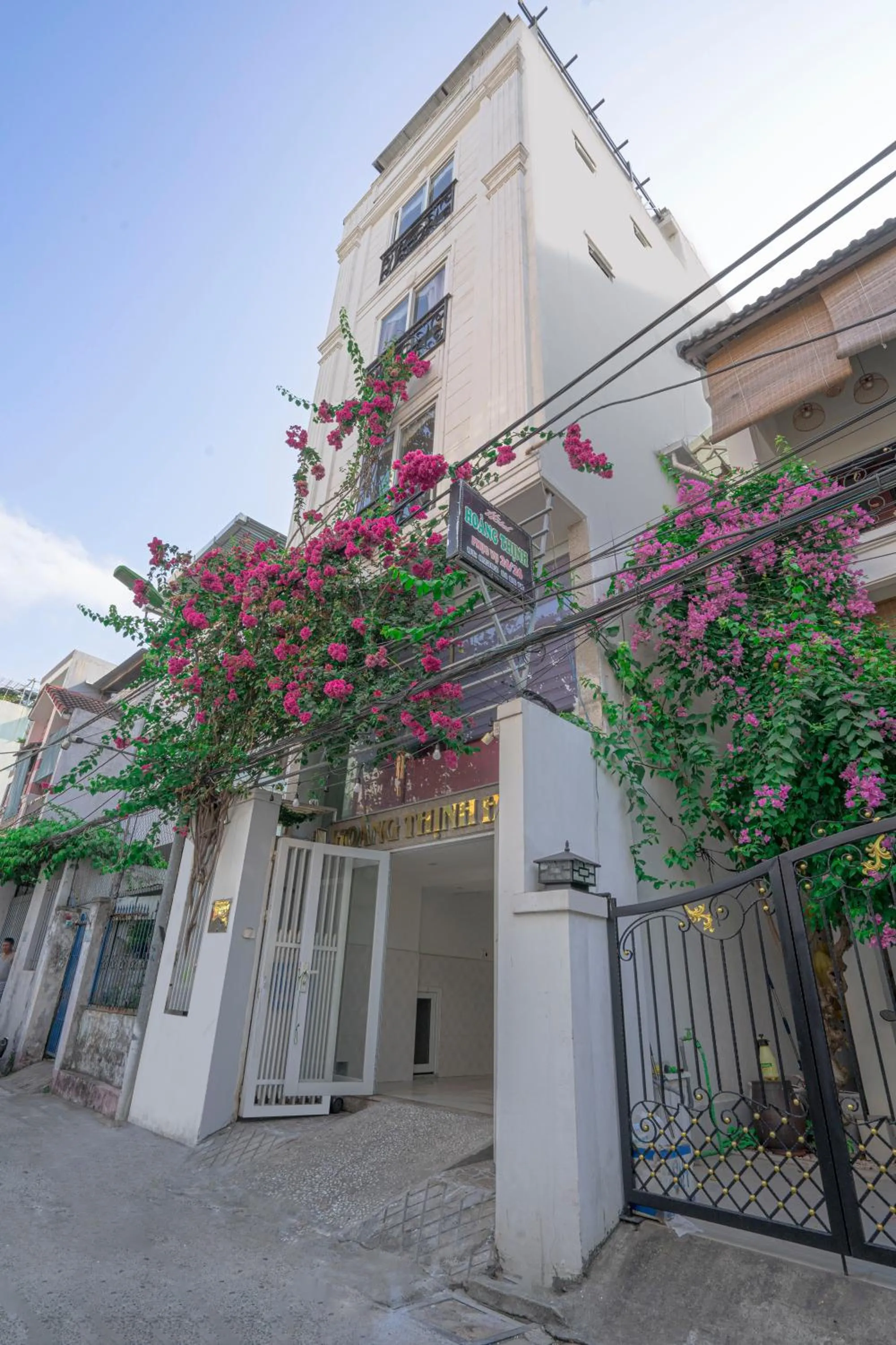Property building in Hotel Hoàng Thịnh