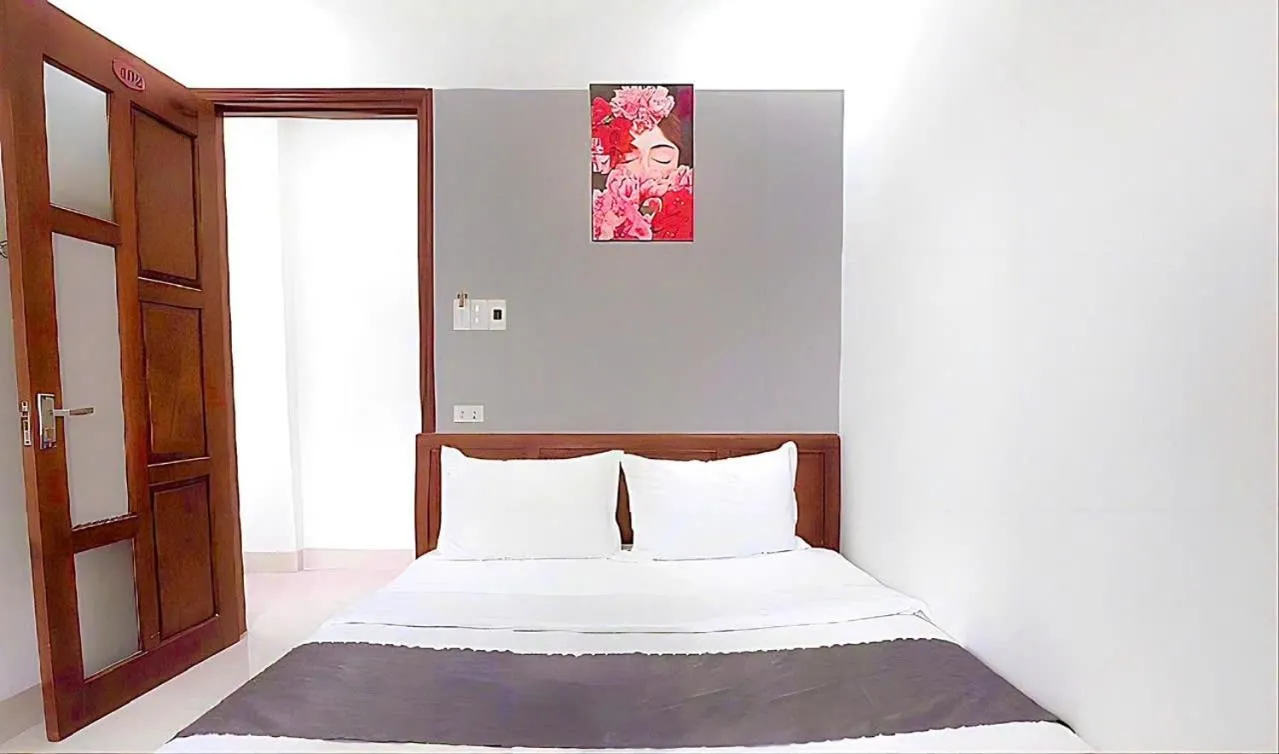 Bedroom, Bed in Hotel Hoàng Thịnh