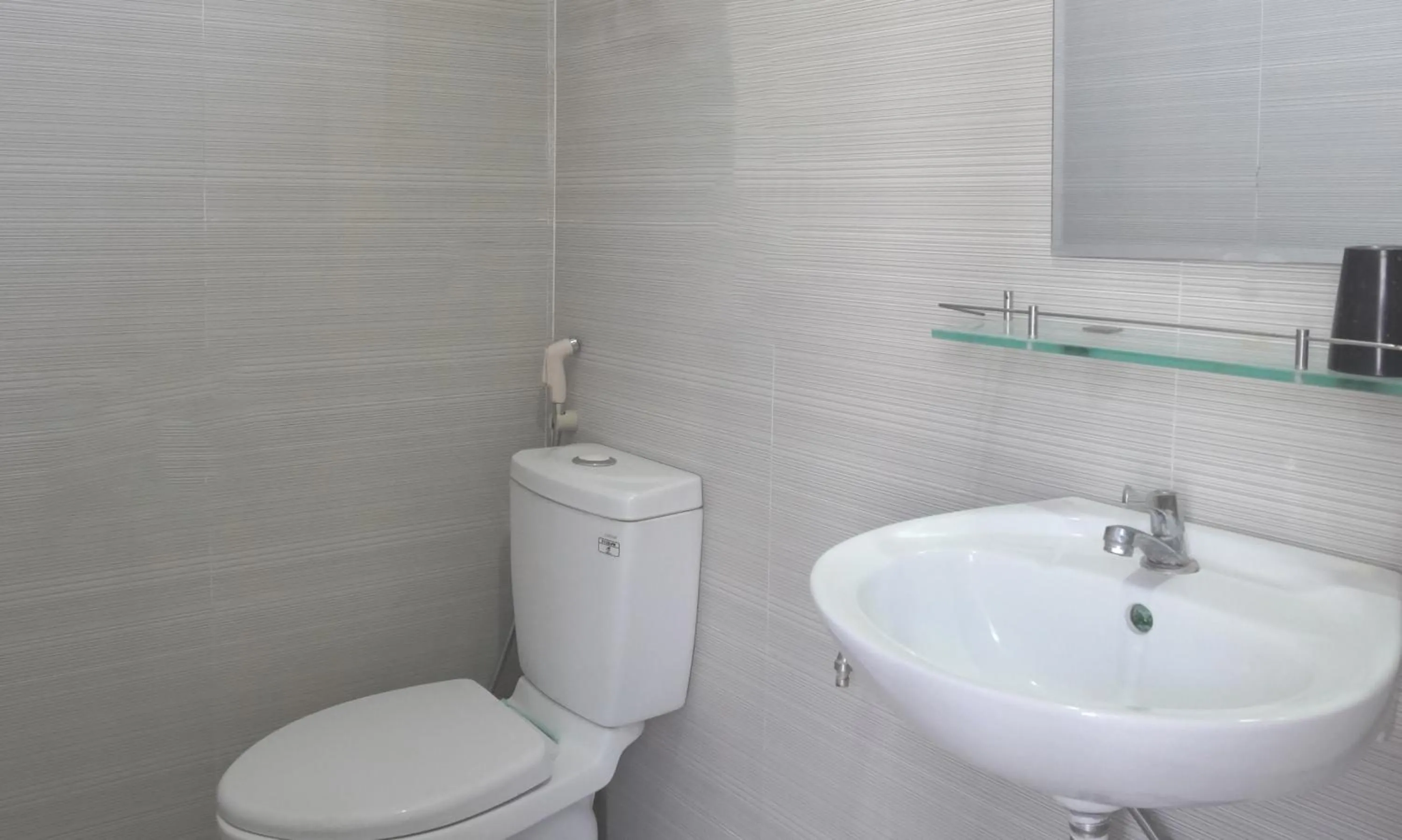 Shower in Hotel Hoàng Thịnh