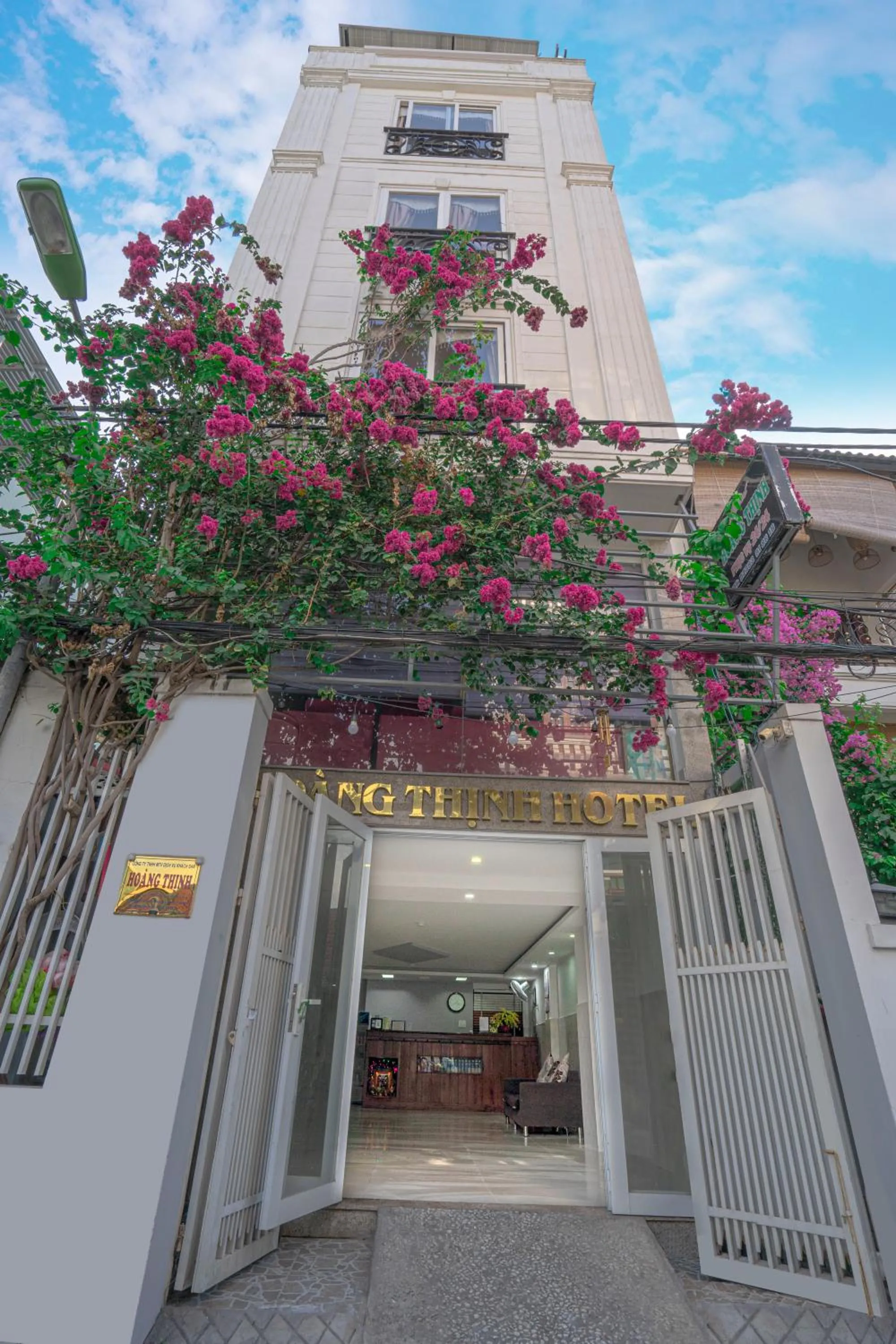 Property building in Hotel Hoàng Thịnh
