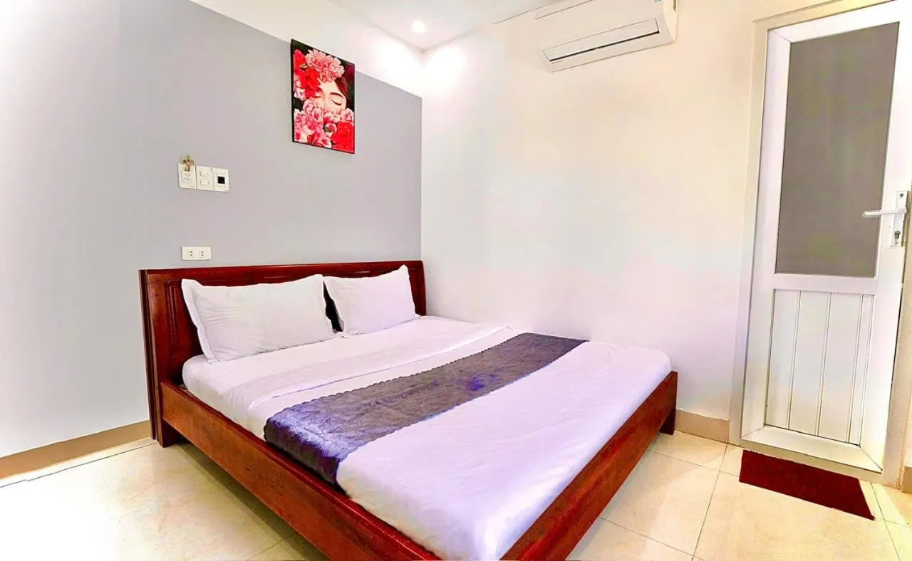 Bedroom, Bed in Hotel Hoàng Thịnh