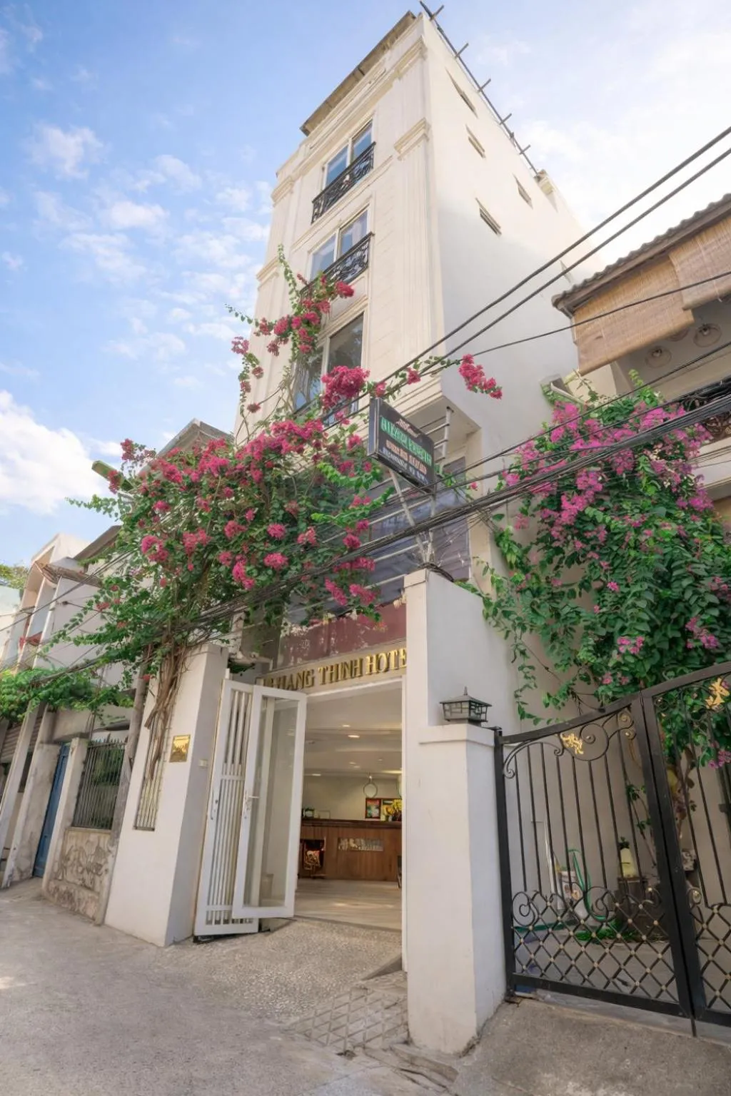 Property building in Hotel Hoàng Thịnh
