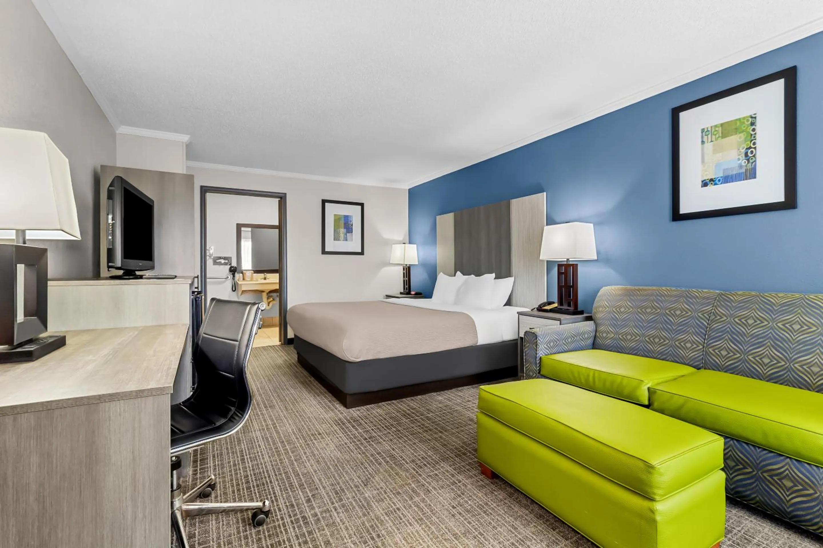 Bedroom, Bed in Quality Inn & Suites Florence Civic Center