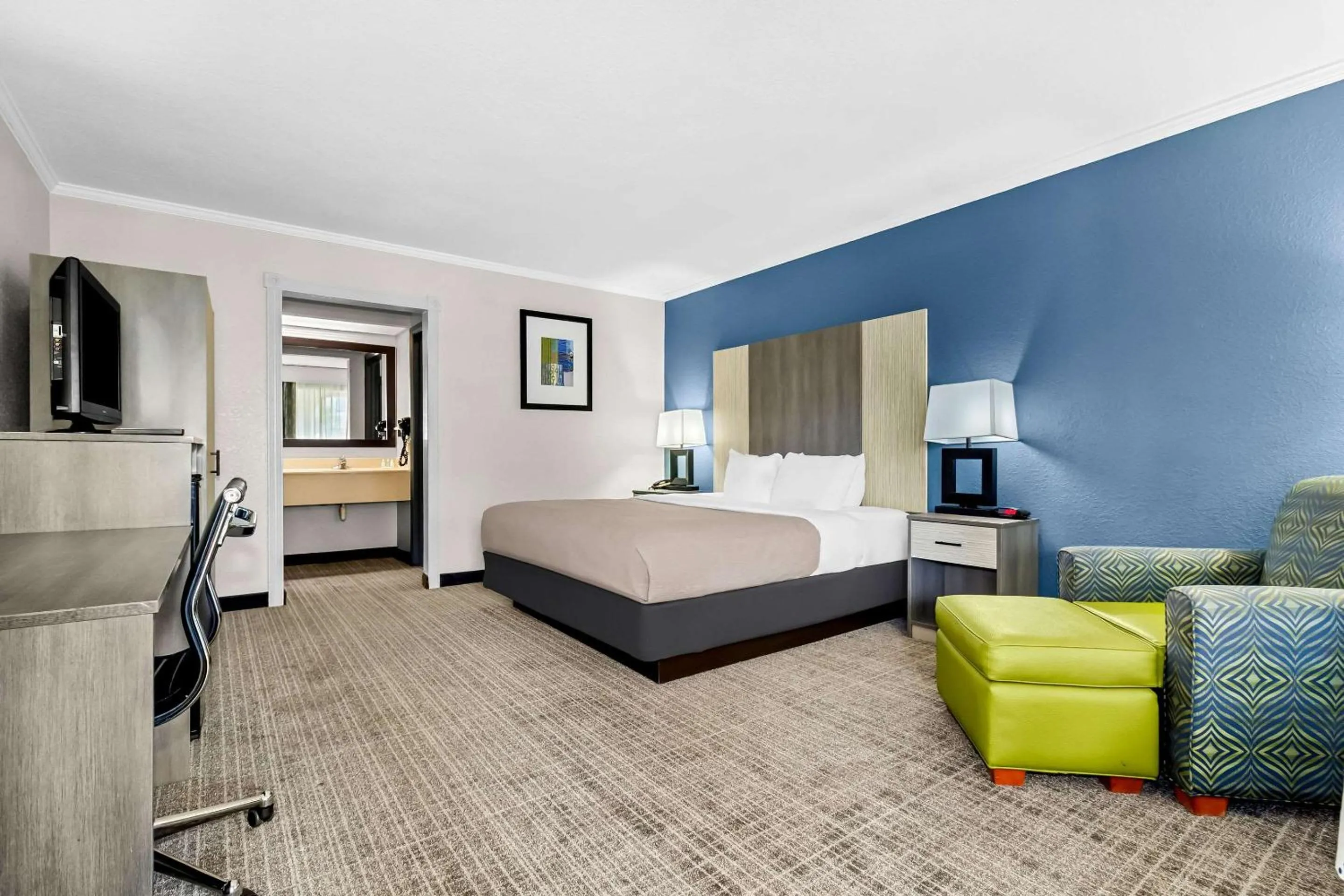 Bedroom, Bed in Quality Inn & Suites Florence Civic Center