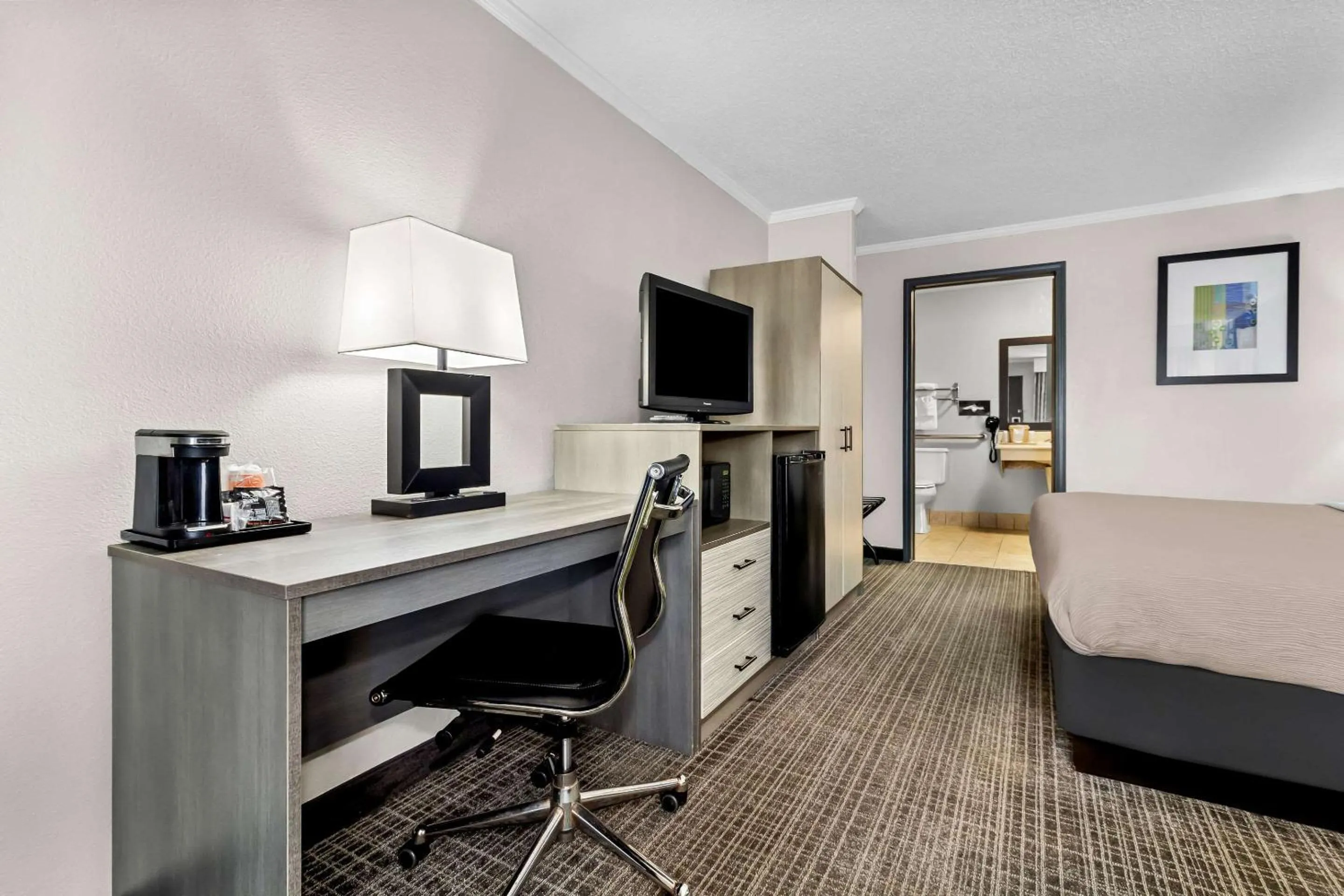 Bedroom in Quality Inn & Suites Florence Civic Center