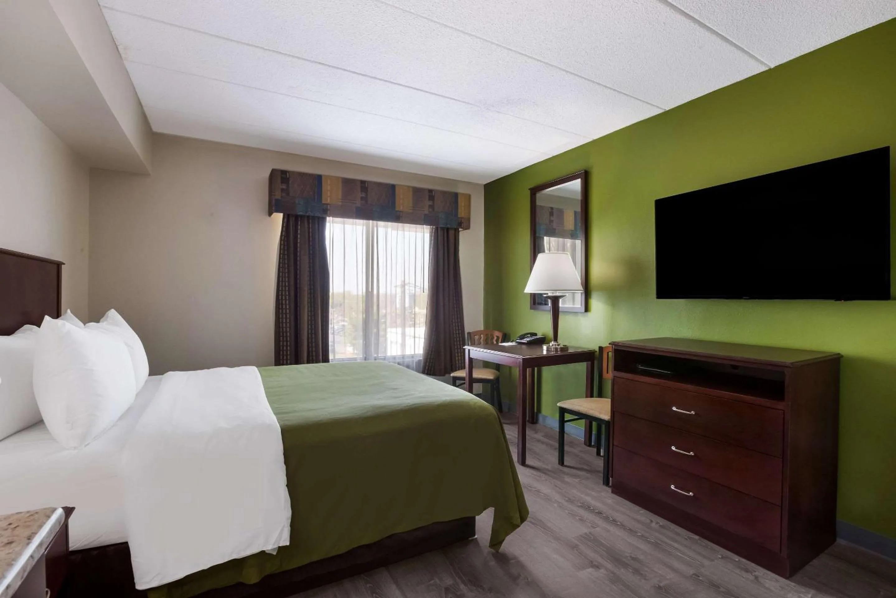 Bedroom, Bed in Quality Inn Near Princeton