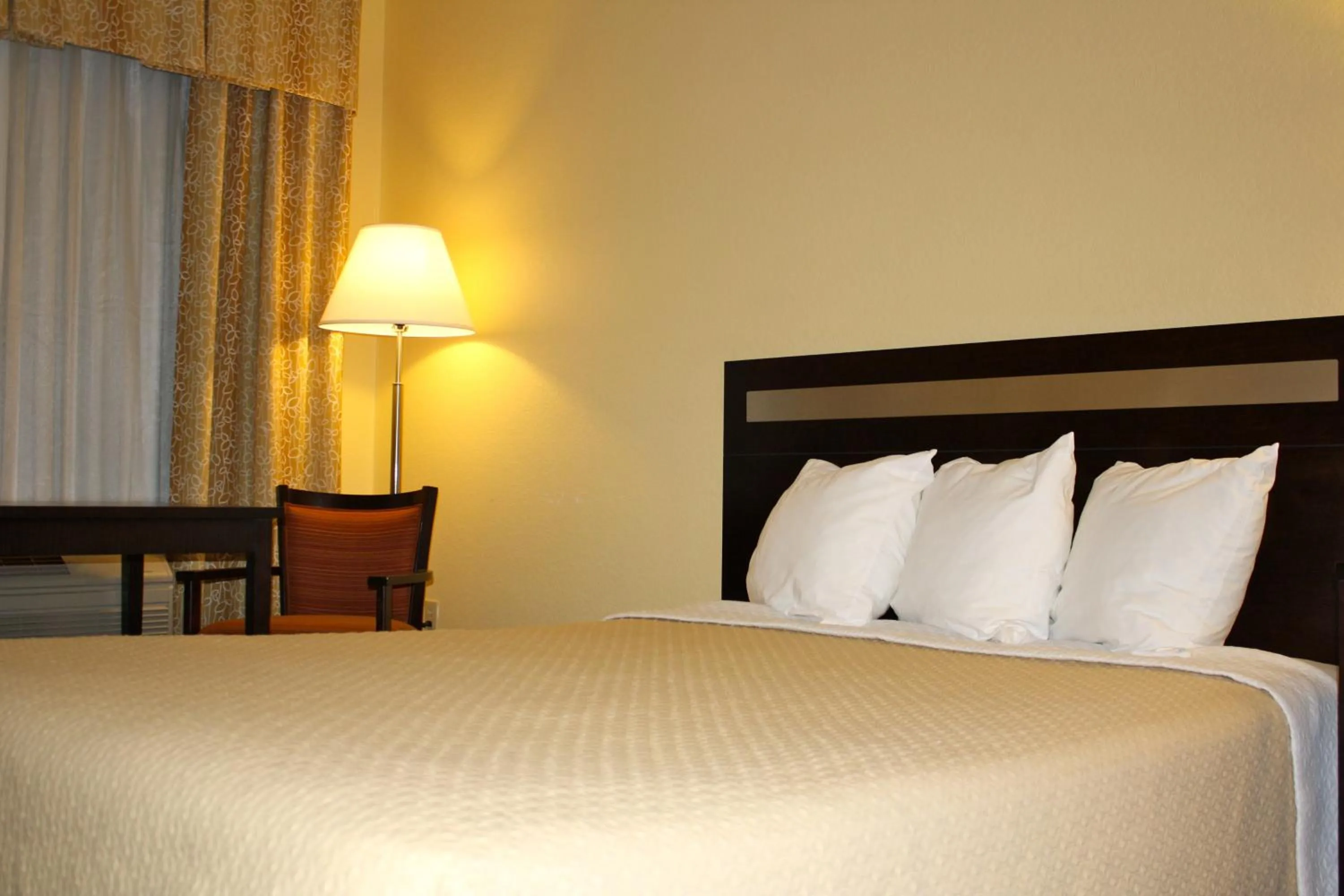 Bedroom, Bed in Days Inn by Wyndham Globe