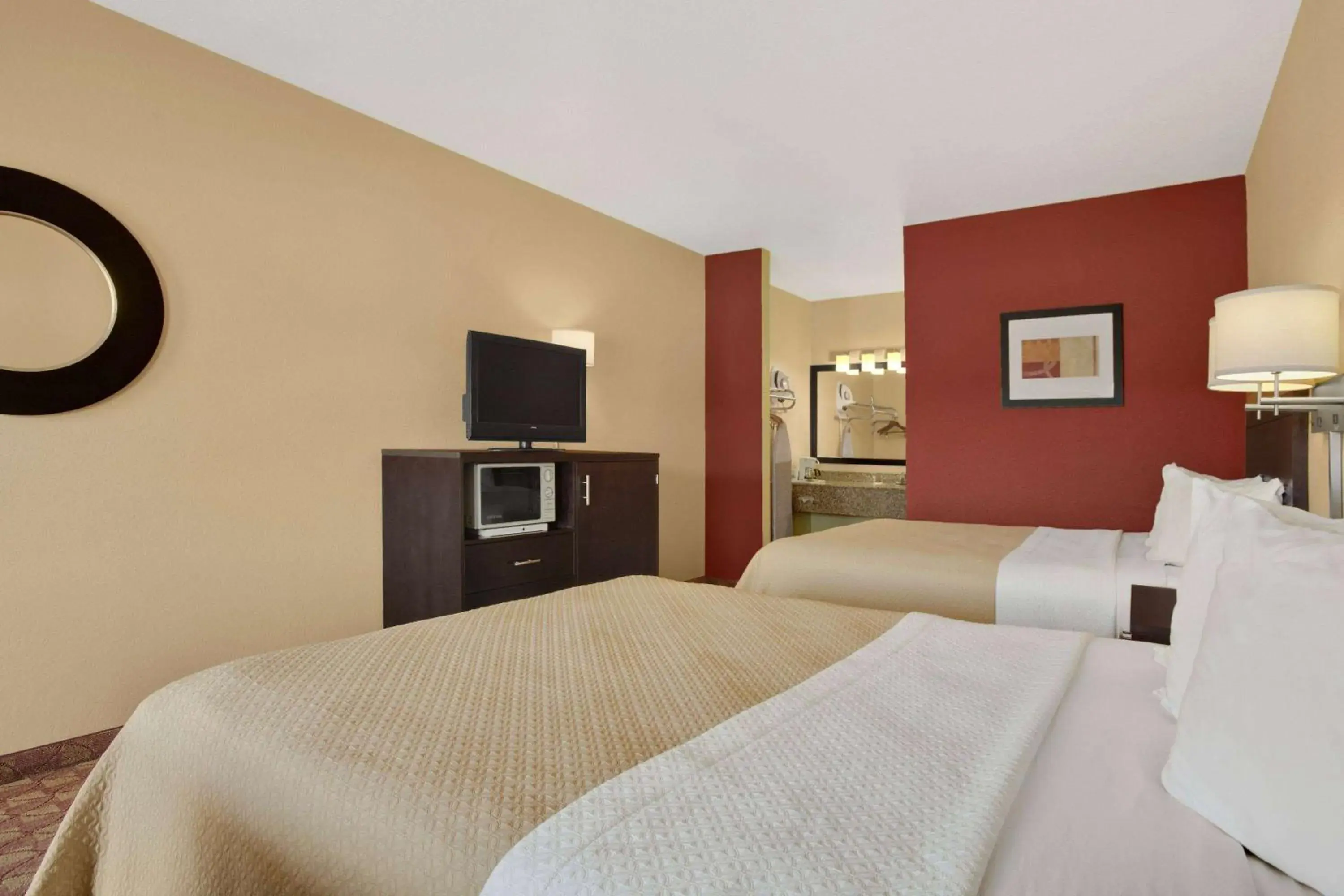 Photo of the whole room, Bed in Days Inn by Wyndham Globe Photo of the whole room, Bed in Days Inn by Wyndham Globe