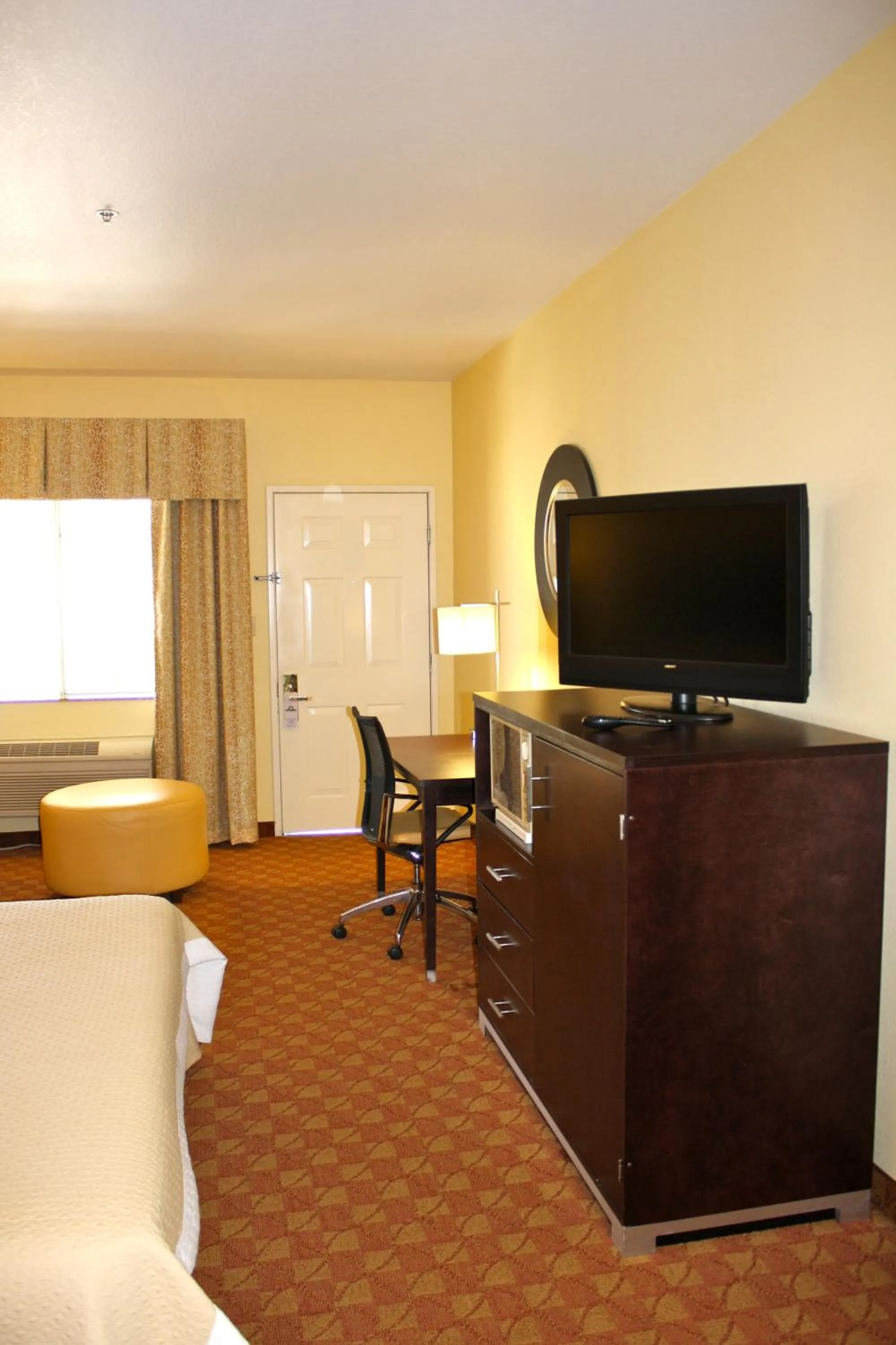 TV and multimedia in Days Inn by Wyndham Globe