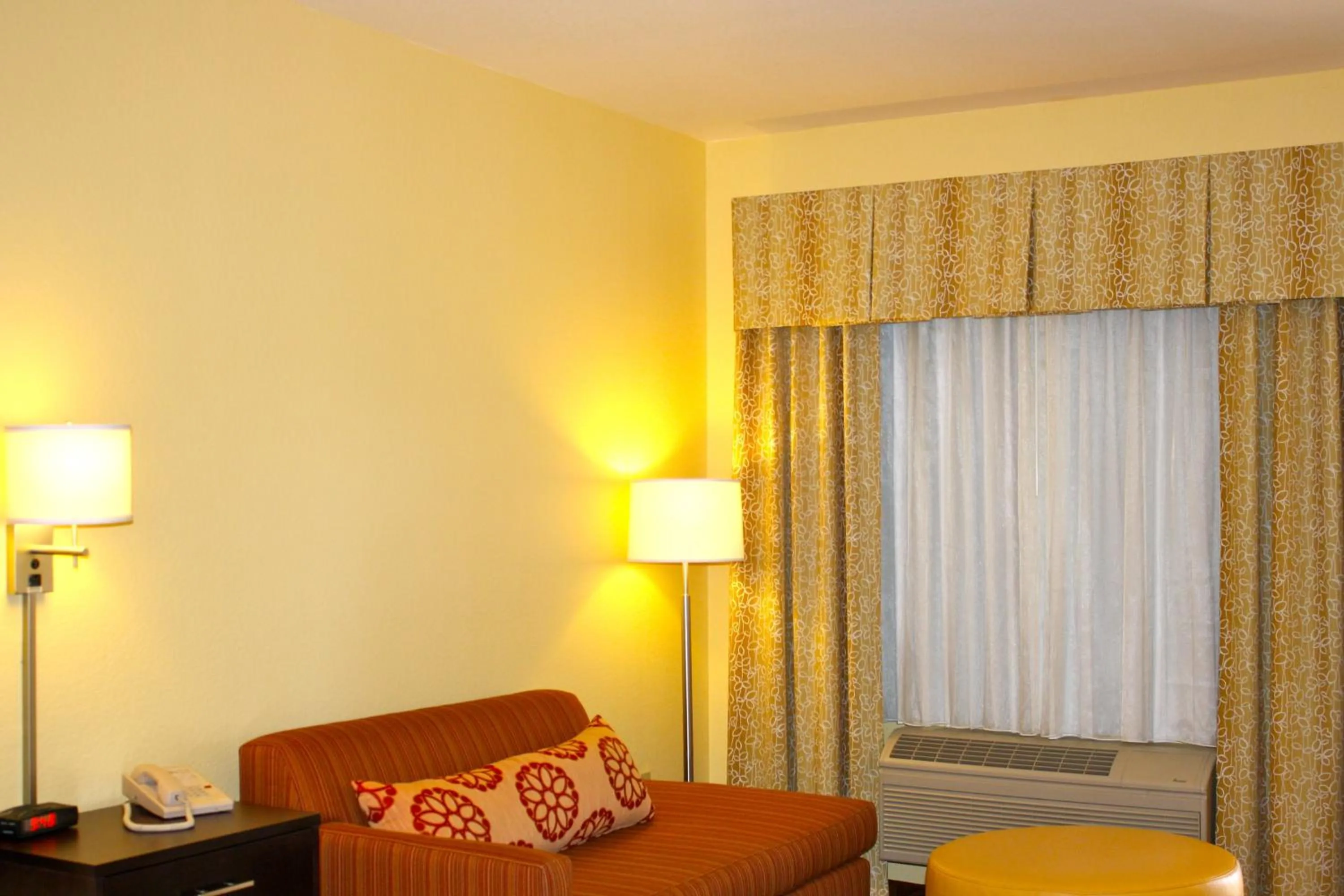 Seating area, Bed in Days Inn by Wyndham Globe