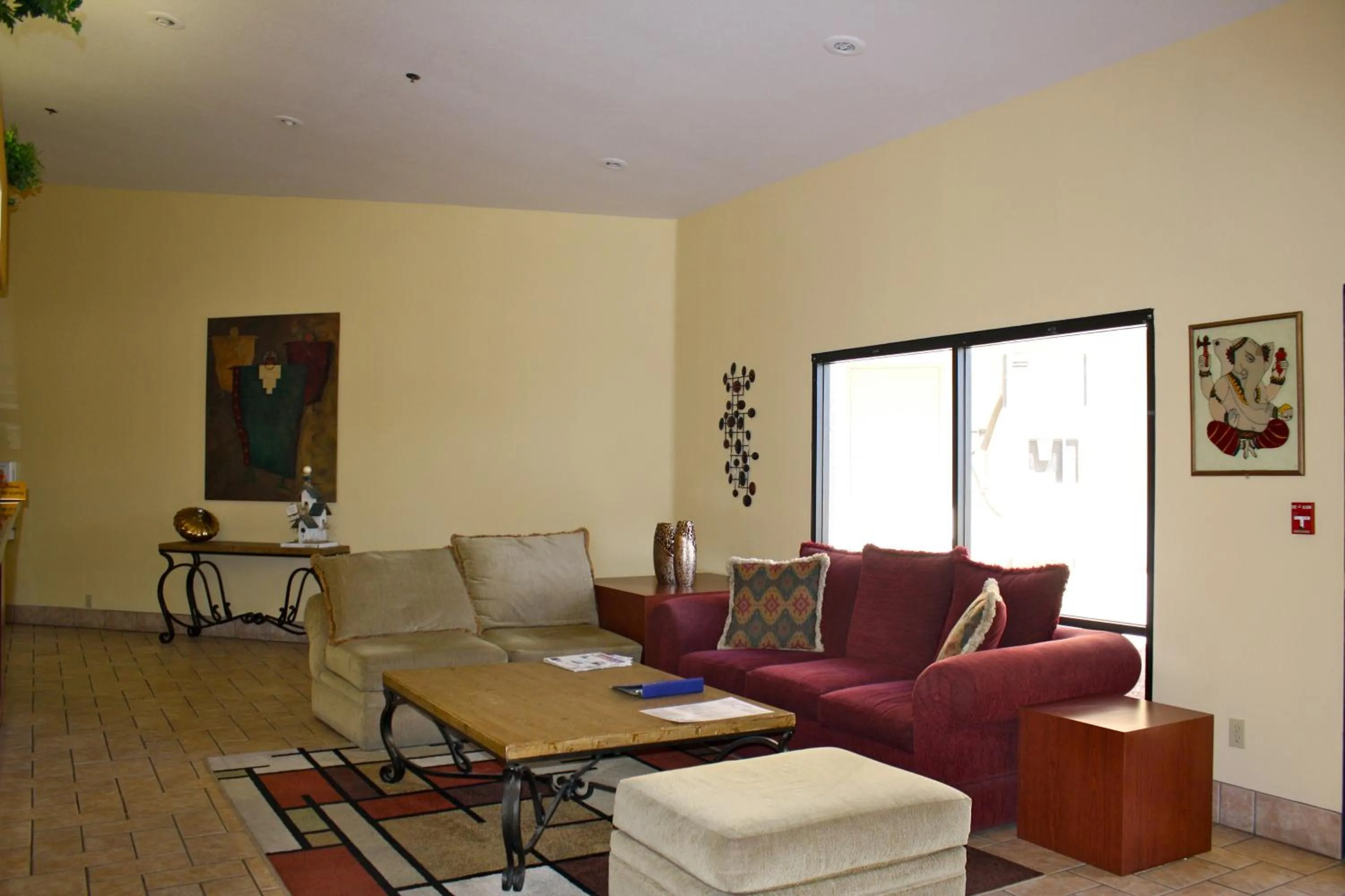 Communal lounge/ TV room in Days Inn by Wyndham Globe