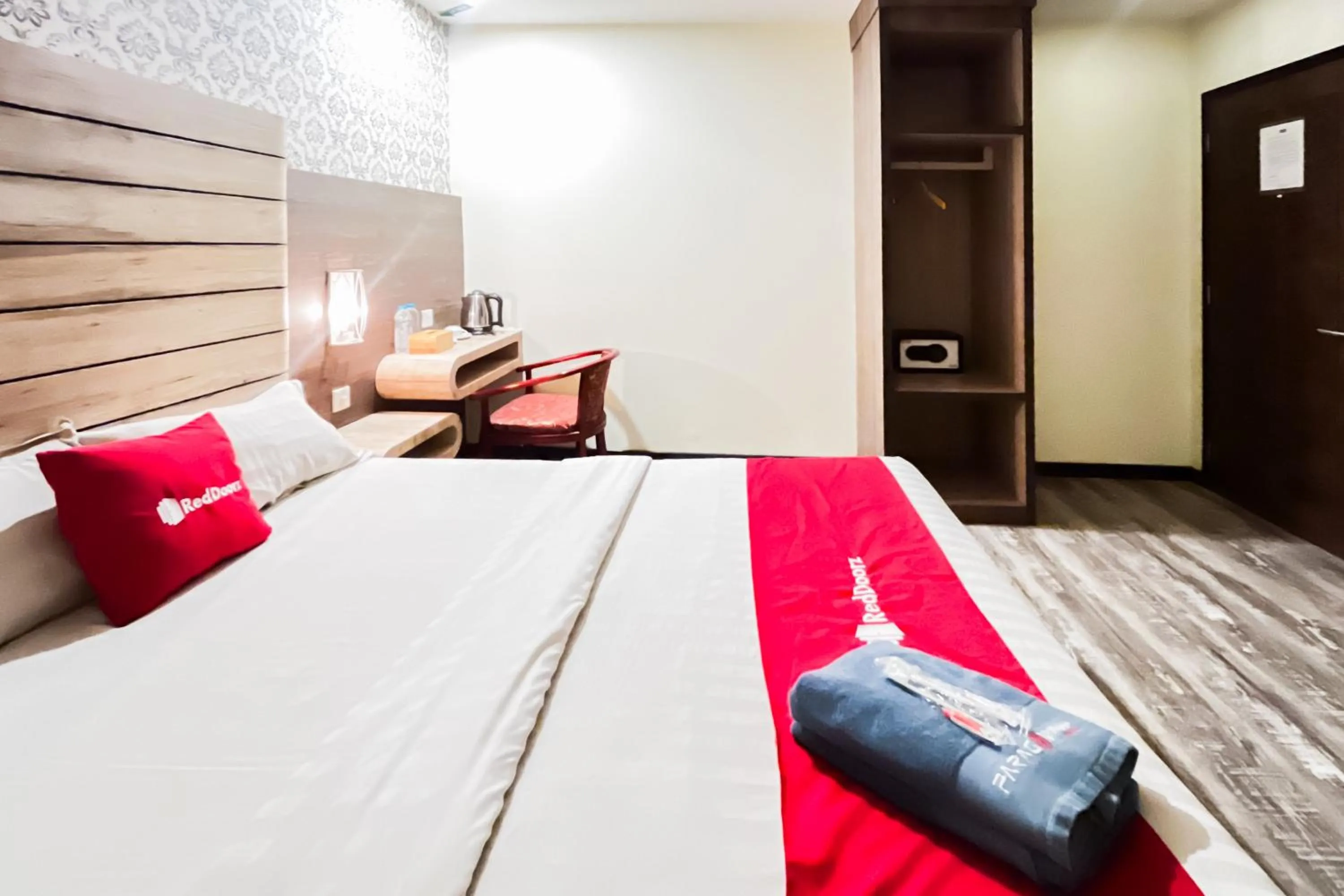 Bedroom, Bed in RedDoorz Plus at Paragon Nagoya Hotel Batam