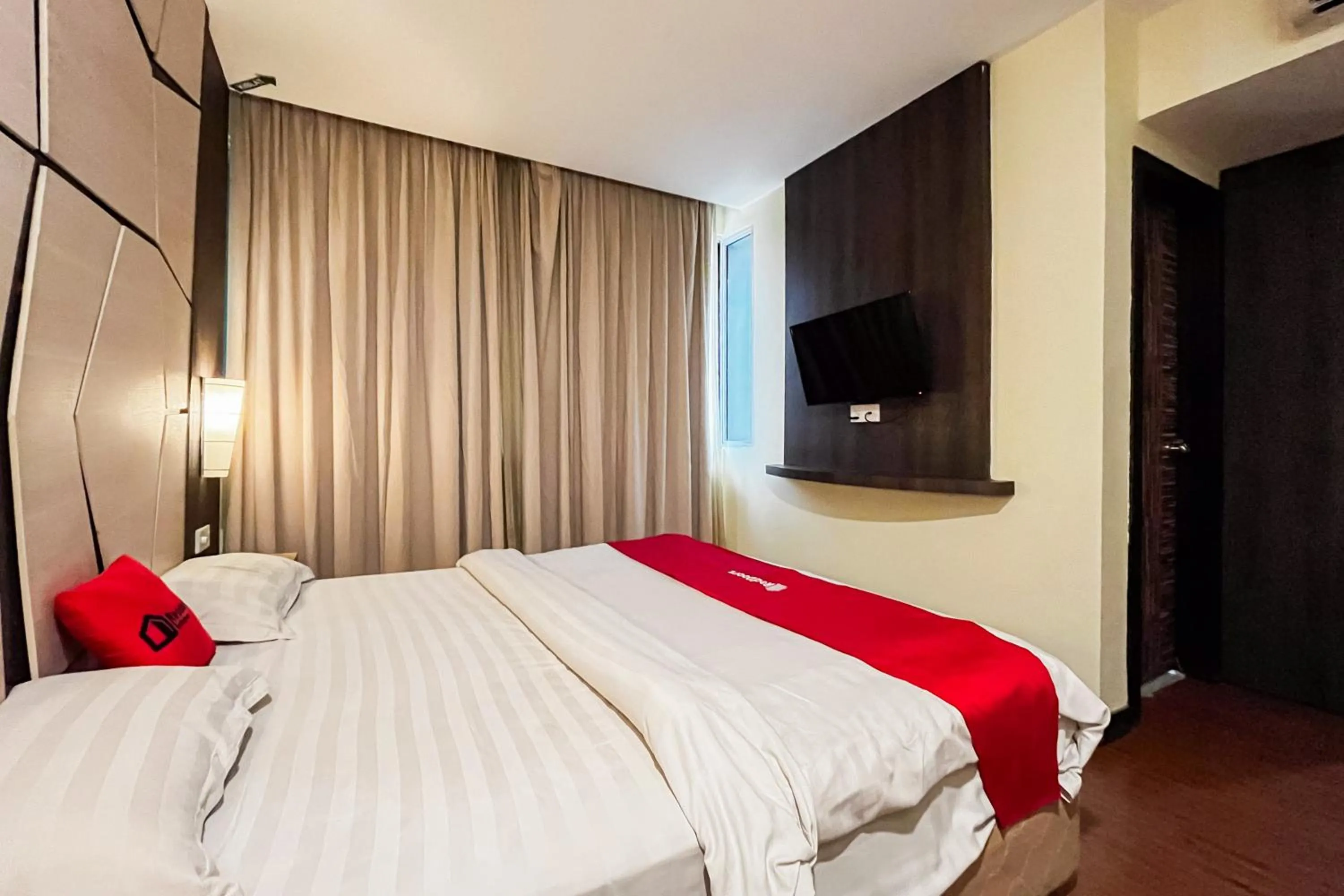 Bedroom, Bed in RedDoorz Plus at Paragon Nagoya Hotel Batam