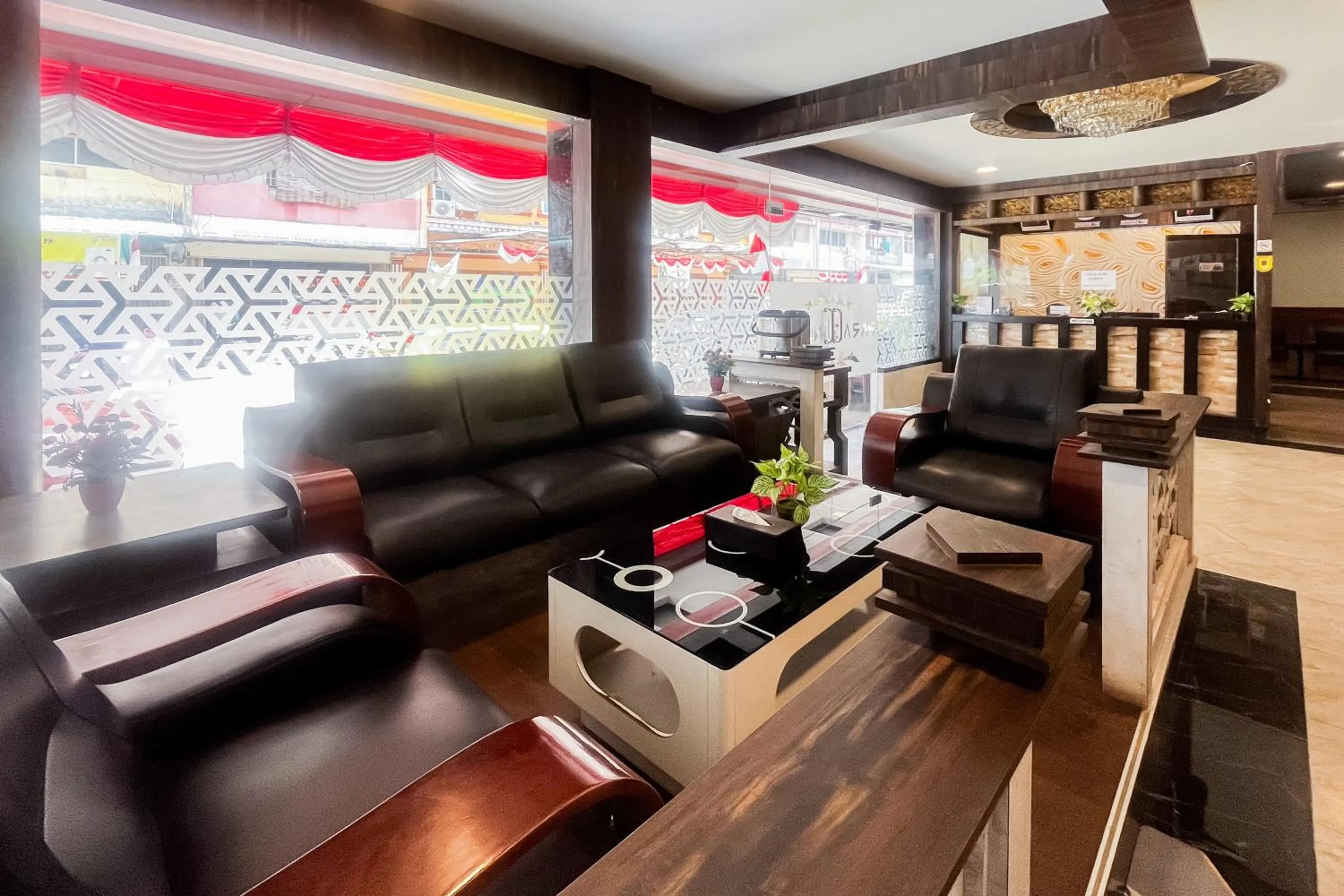 Seating area in RedDoorz Plus at Paragon Nagoya Hotel Batam