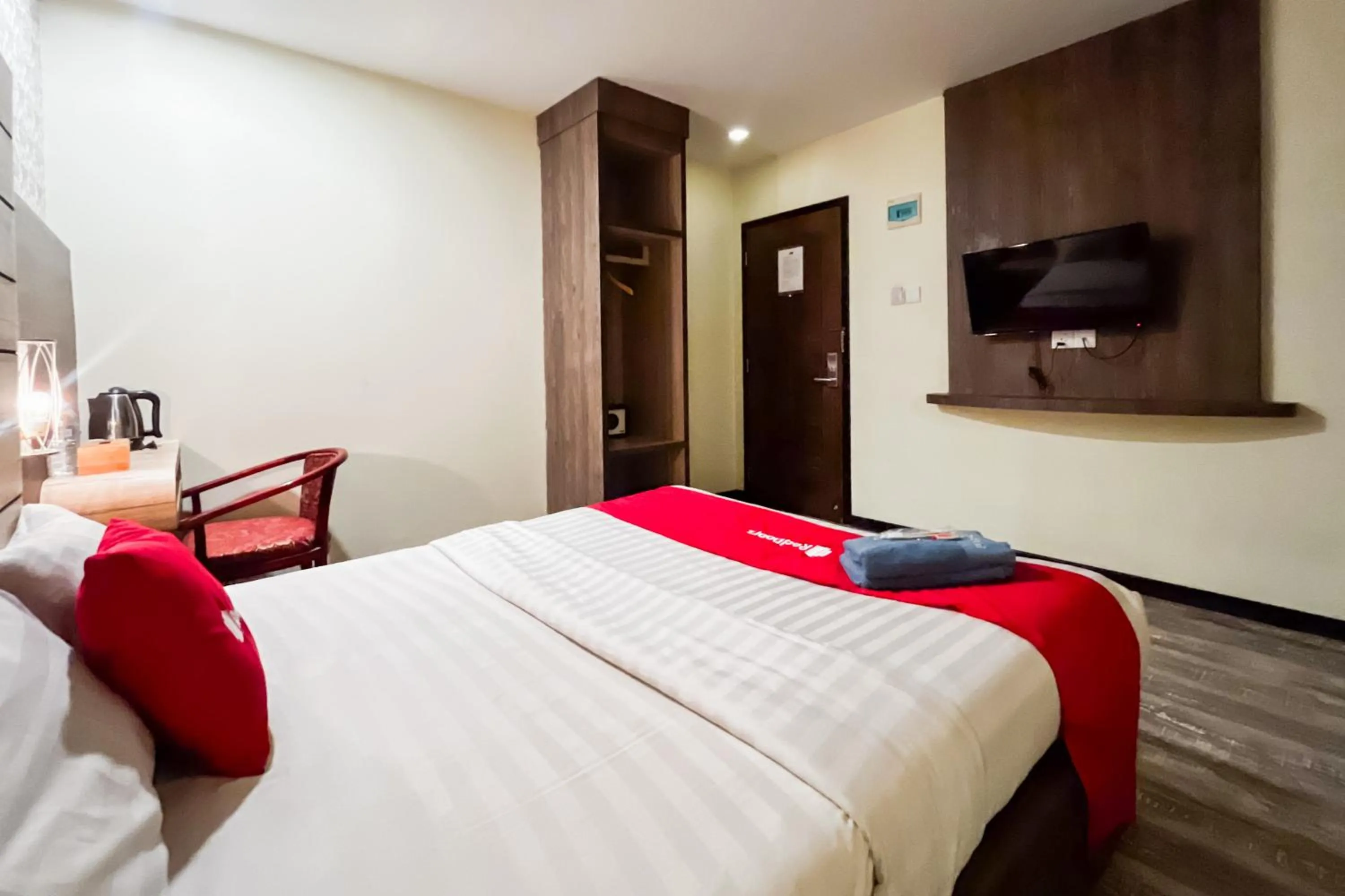 Bathroom, Bed in RedDoorz Plus at Paragon Nagoya Hotel Batam