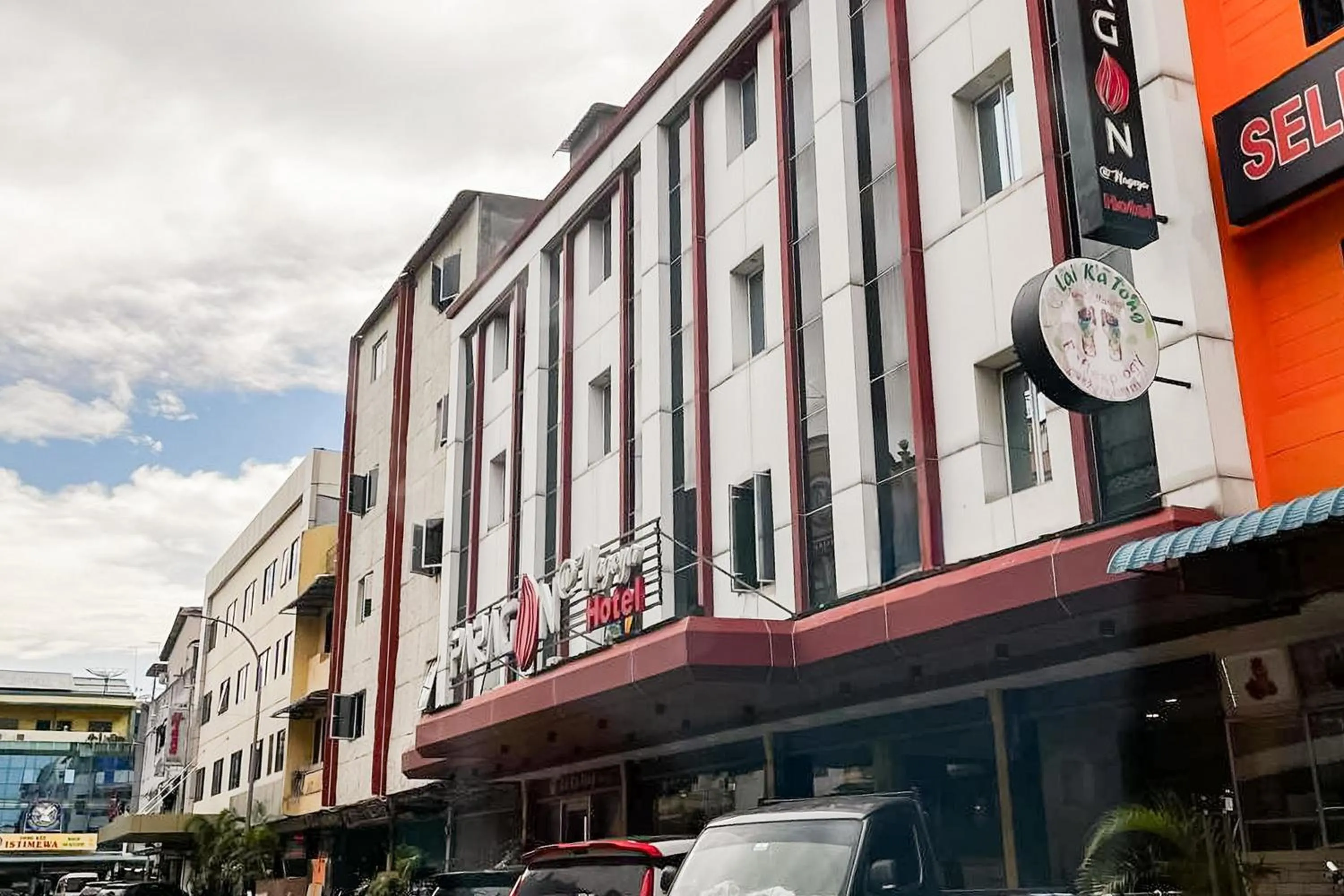 Facade/entrance in RedDoorz Plus at Paragon Nagoya Hotel Batam
