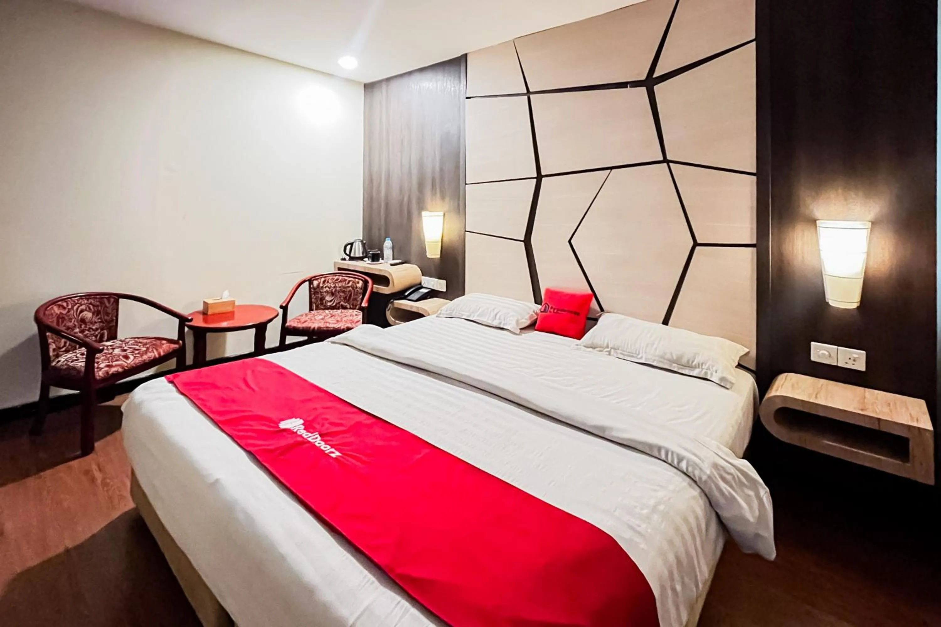 Bedroom, Bed in RedDoorz Plus at Paragon Nagoya Hotel Batam