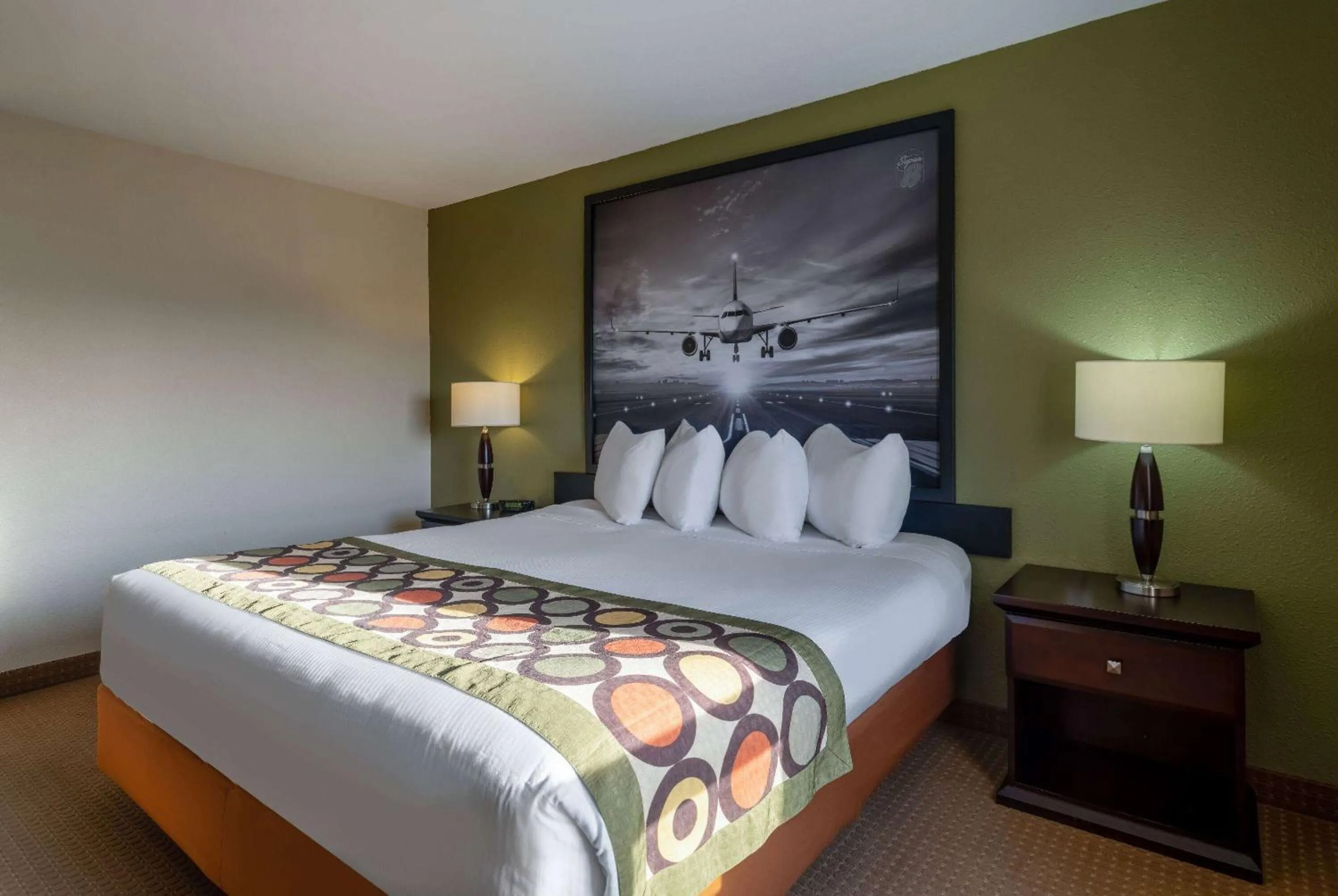 Photo of the whole room, Bed in Super 8 by Wyndham Edmonton International Airport